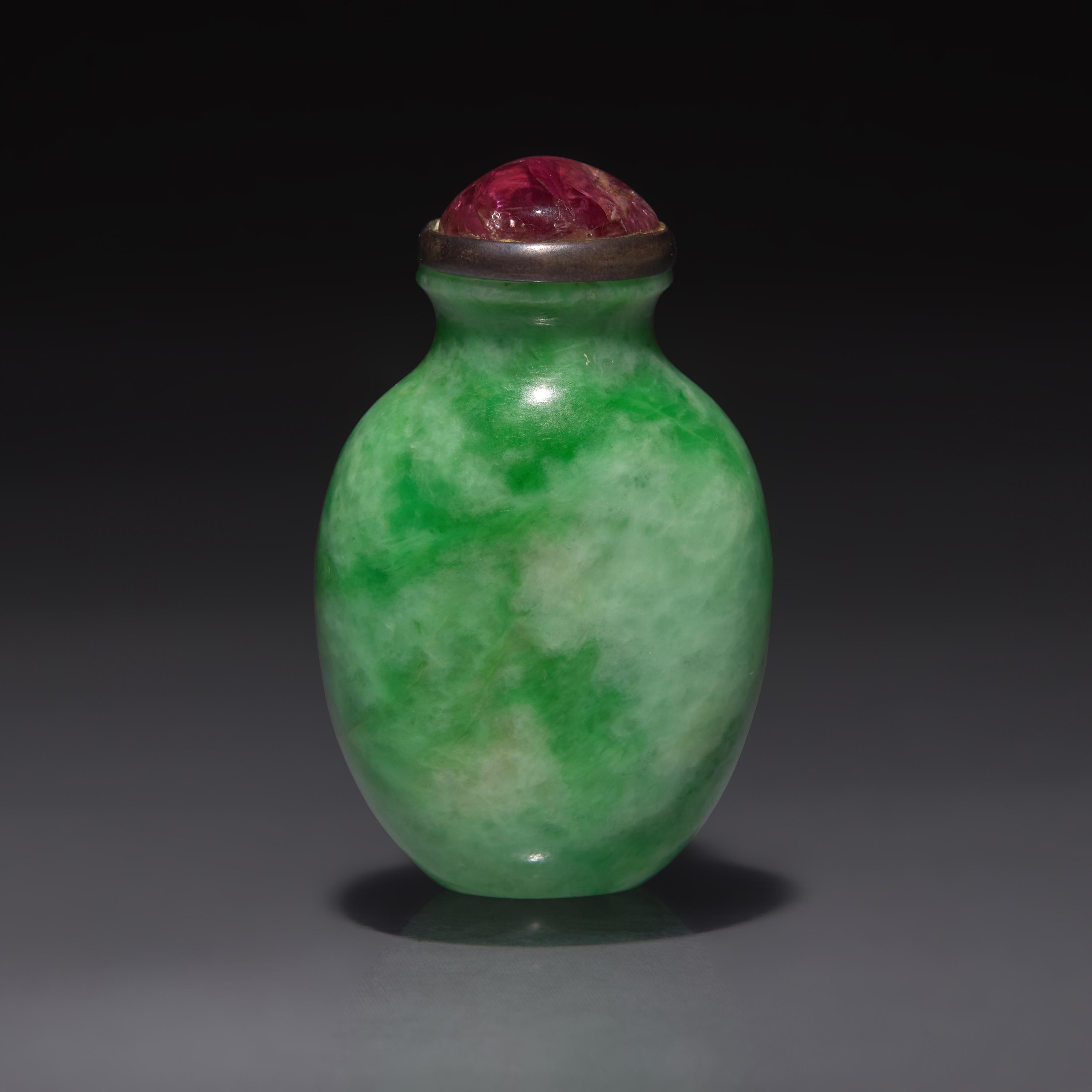 A Small Chinese Jadeite Snuff Bottle, Qing Dynasty, 19th Century — 清晚期 翡翠小鼻煙壺