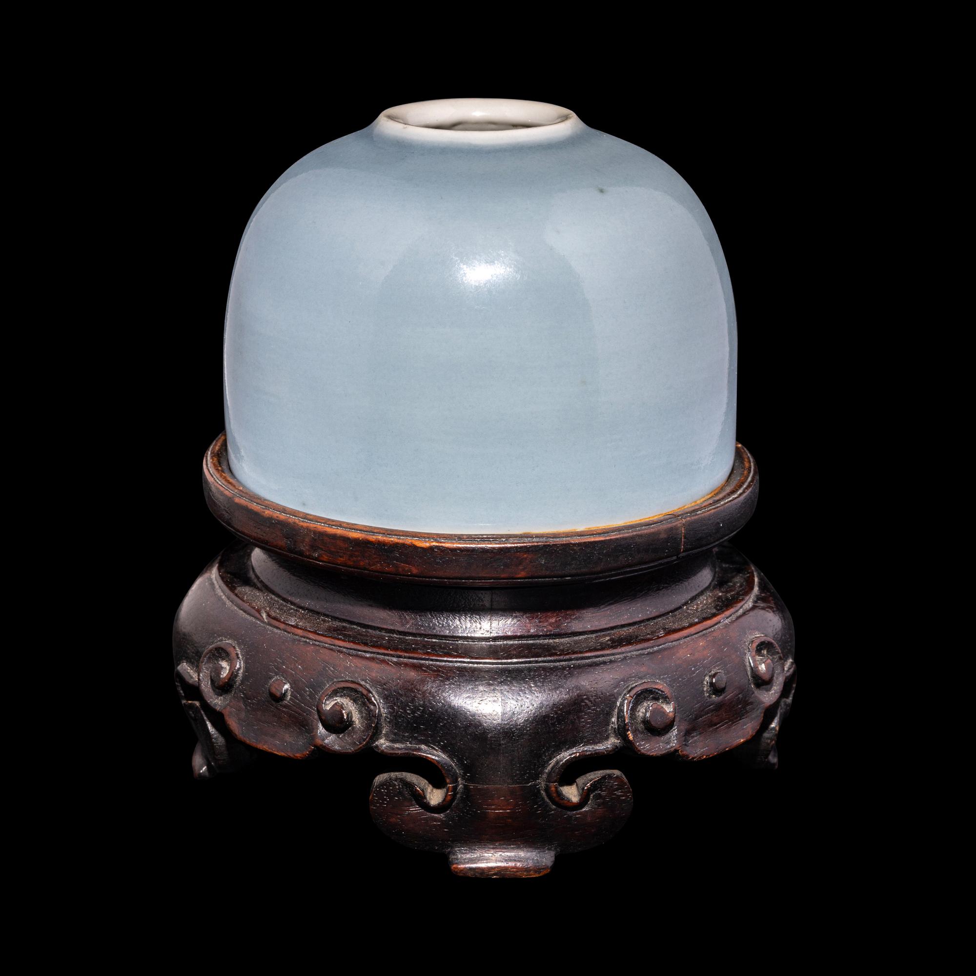 A Chinese Clair-de-Lune Glazed Porcelain Beehive Water Coupe, Taibaizun , 19th Century 清晚期 天藍釉太白尊