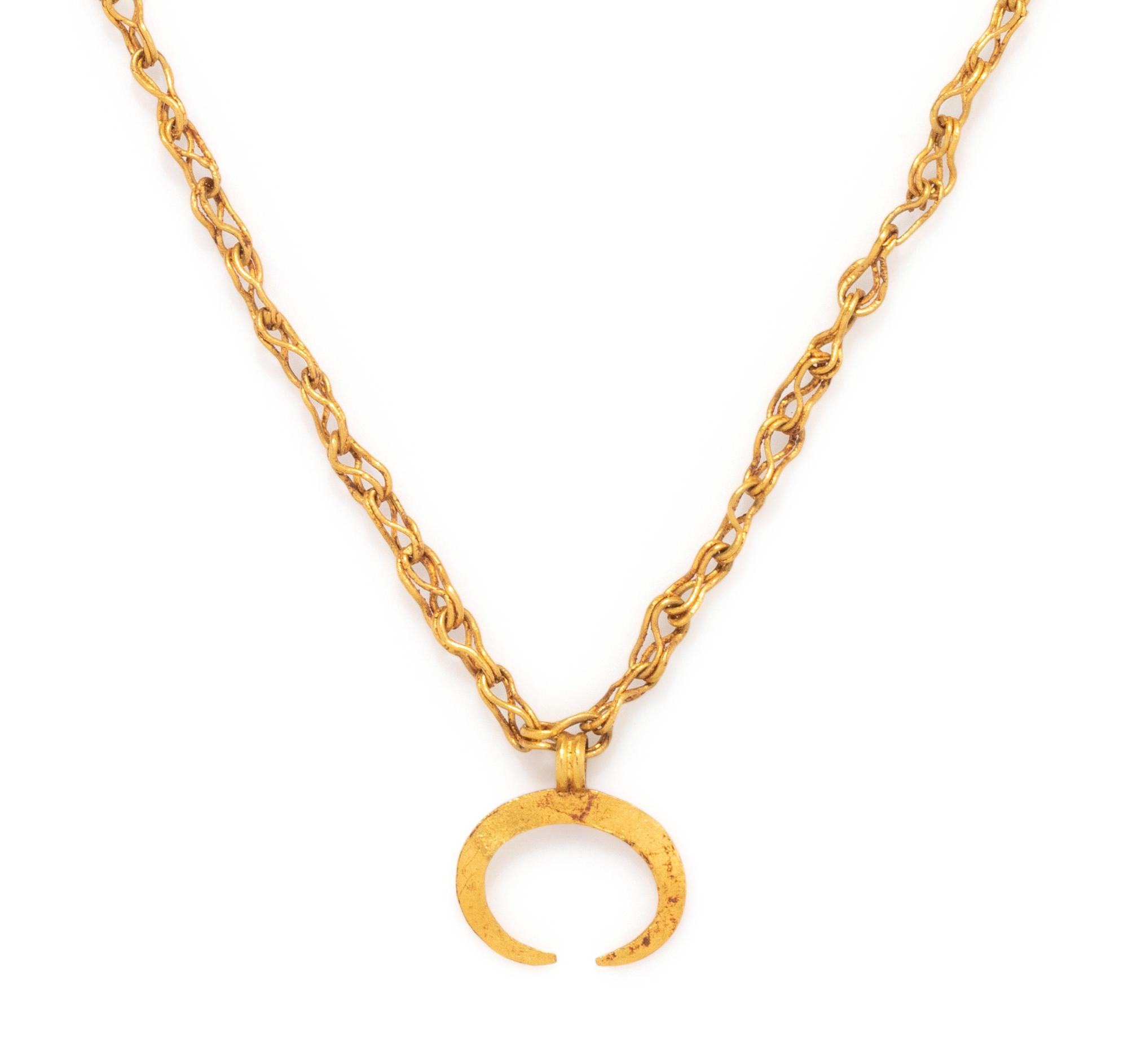 A Roman Gold Neckalce with a Lunula Pendant