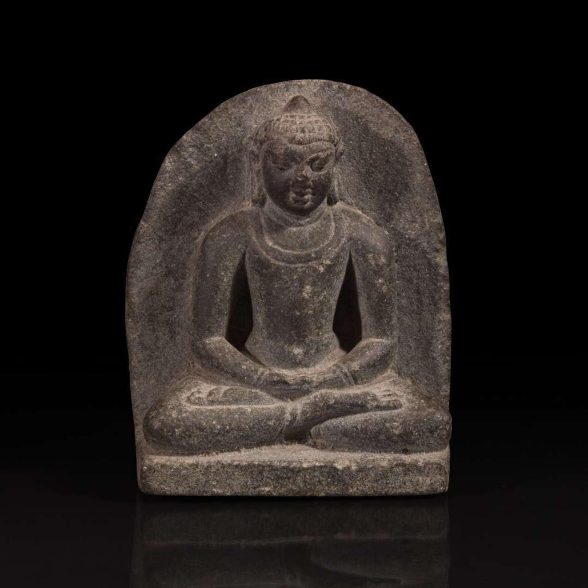 An Indian or Nepalese carved stone Buddha 印度或尼泊尔石雕佛像 12th century or earlier ???????