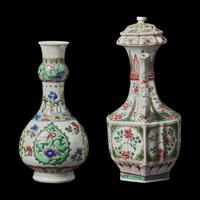 A Chinese Export Famille Verte Porcelain Covered Ewer and a Guglet Vase, Kangxi Period 清康熙 外銷五彩花卉紋酒注及蒜頭瓶