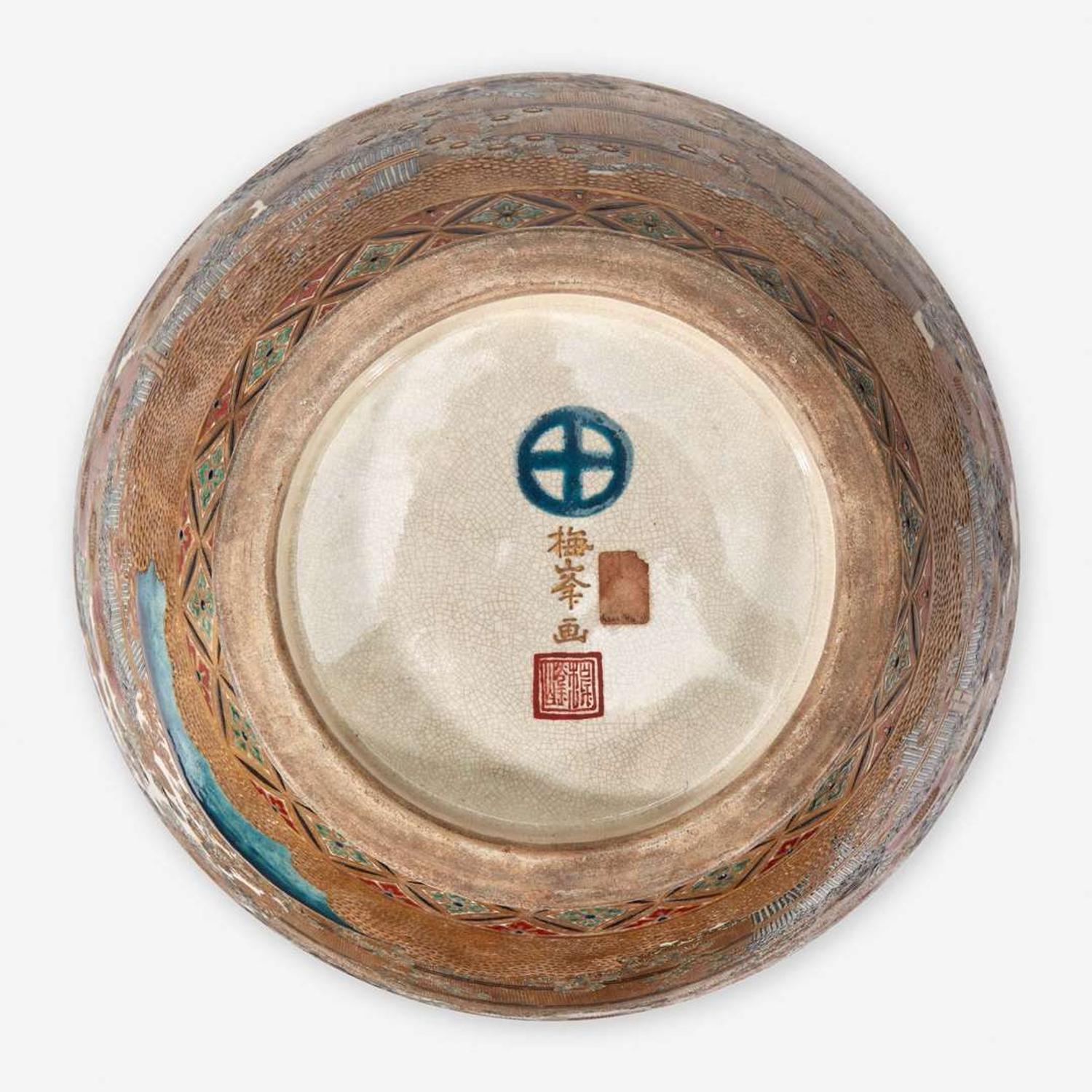 A large Japanese enameled Satsuma vase 日本珐琅彩萨摩烧大罐 19th century ????