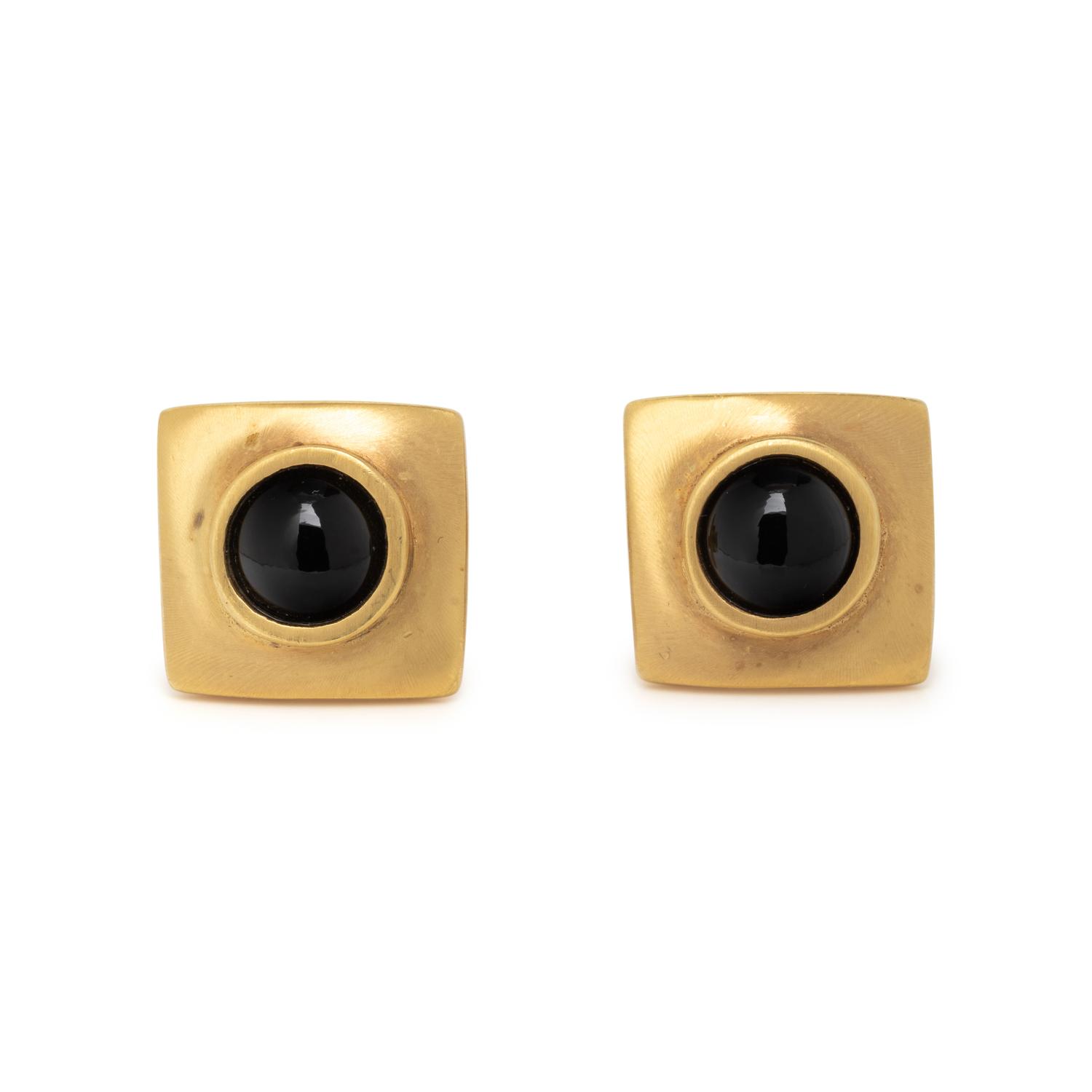 YELLOW GOLD AND ONYX CUFFLINKS