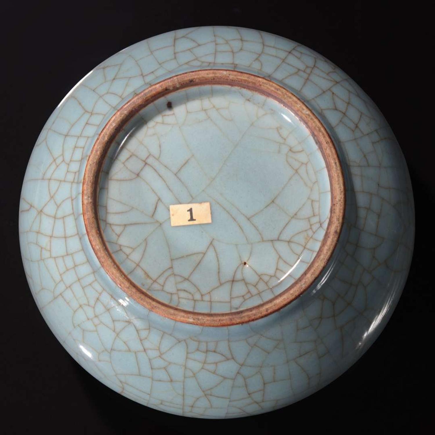 A Chinese guan-style globular jar 官窑风格圆罐