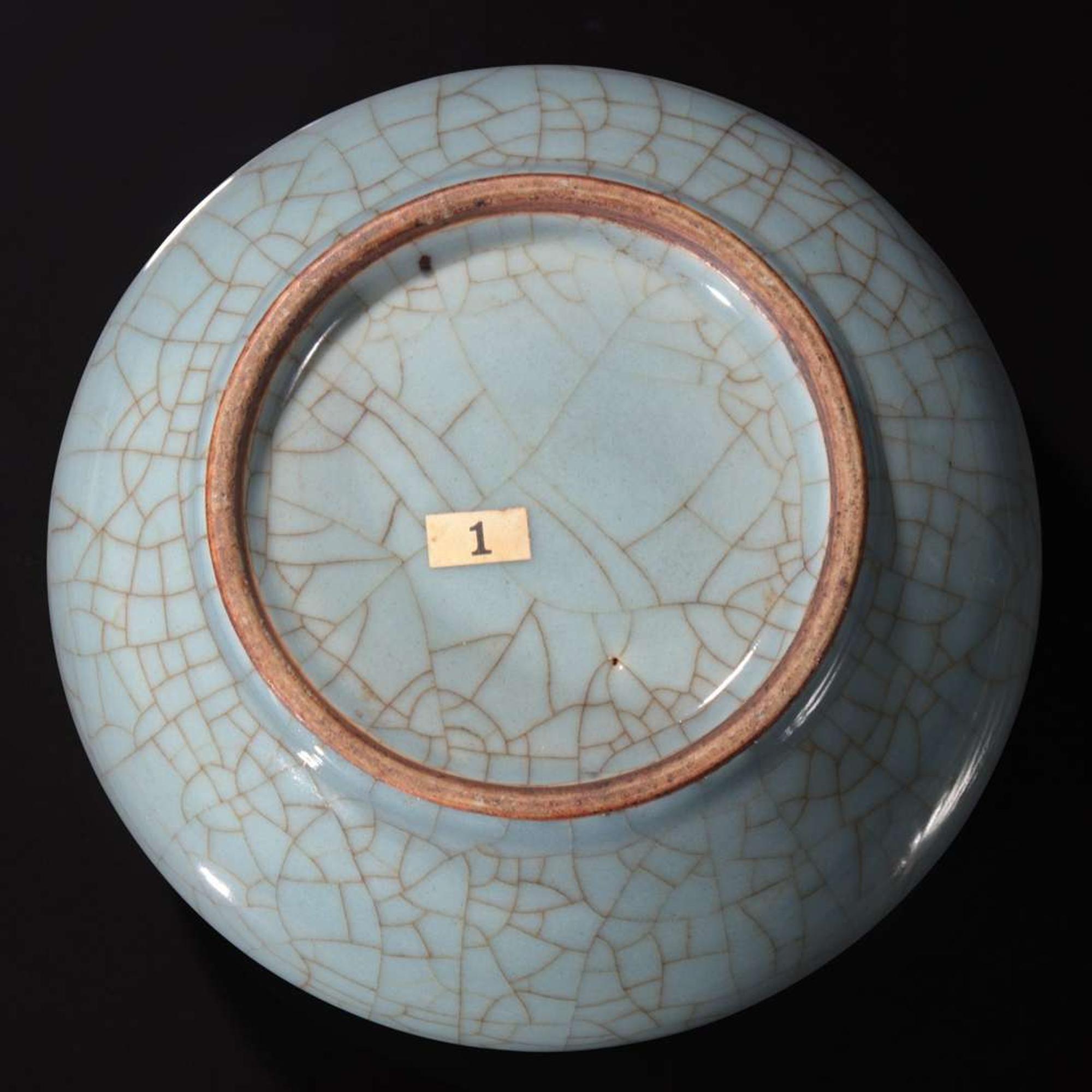 A Chinese guan-style globular jar 官窑风格圆罐