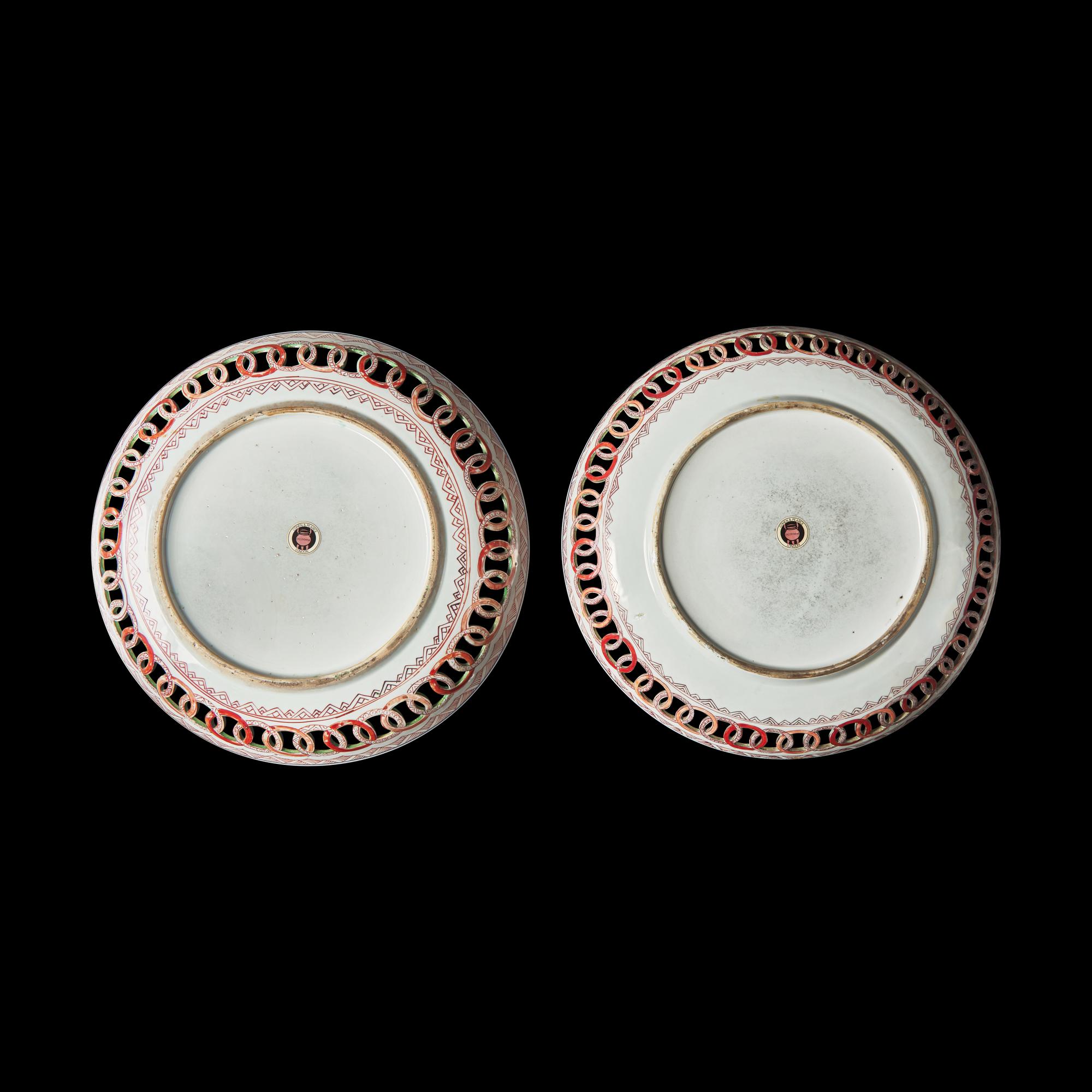 A Pair of Chinese Export Famille Verte 'Lady' Plates, Kangxi Period 清康熙 五彩鏤邊仕女圖盤一對