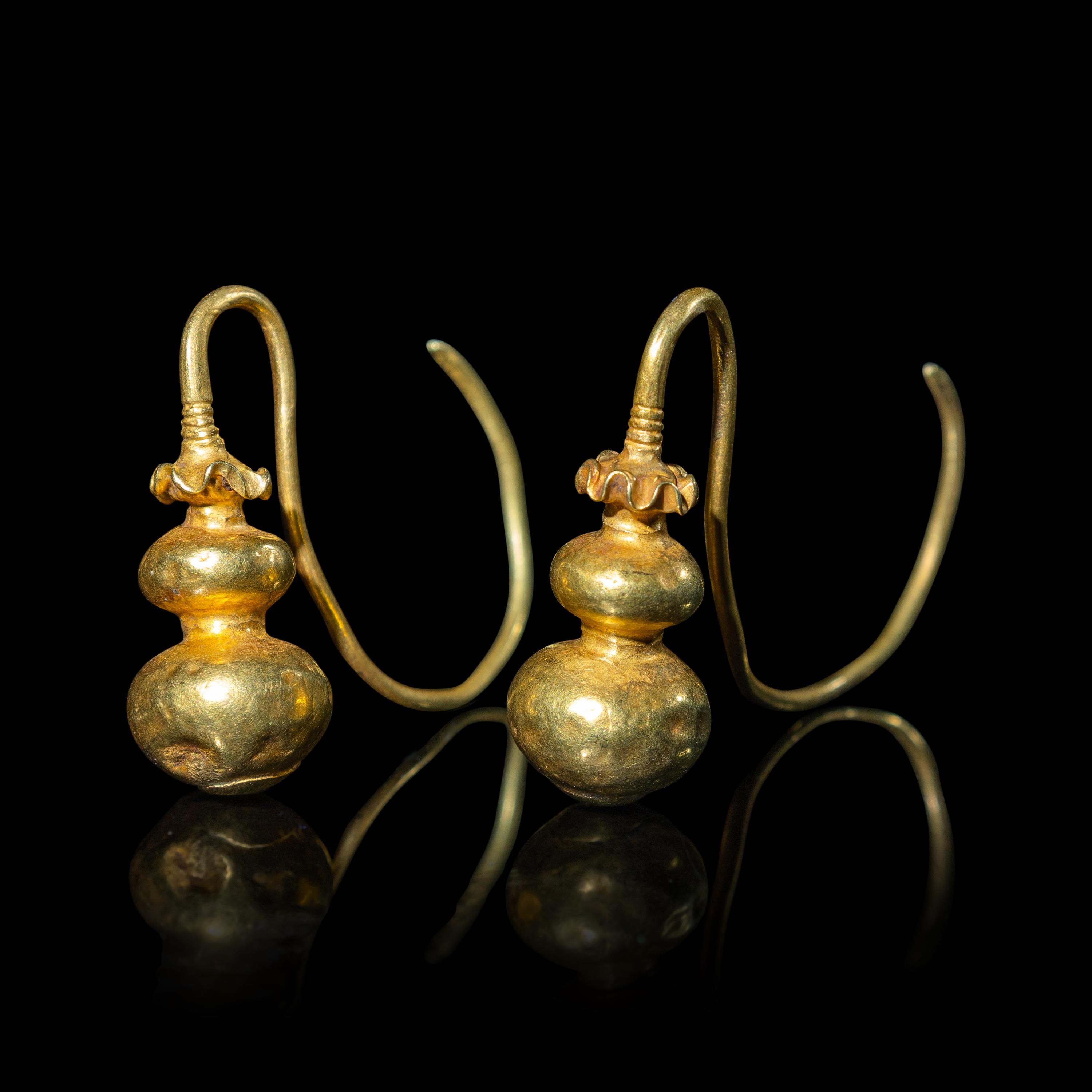 A Pair of Chinese Gold 'Double-Gourd' Earrings, Erhuan, Ming Dynasty 明 金葫蘆耳環一對