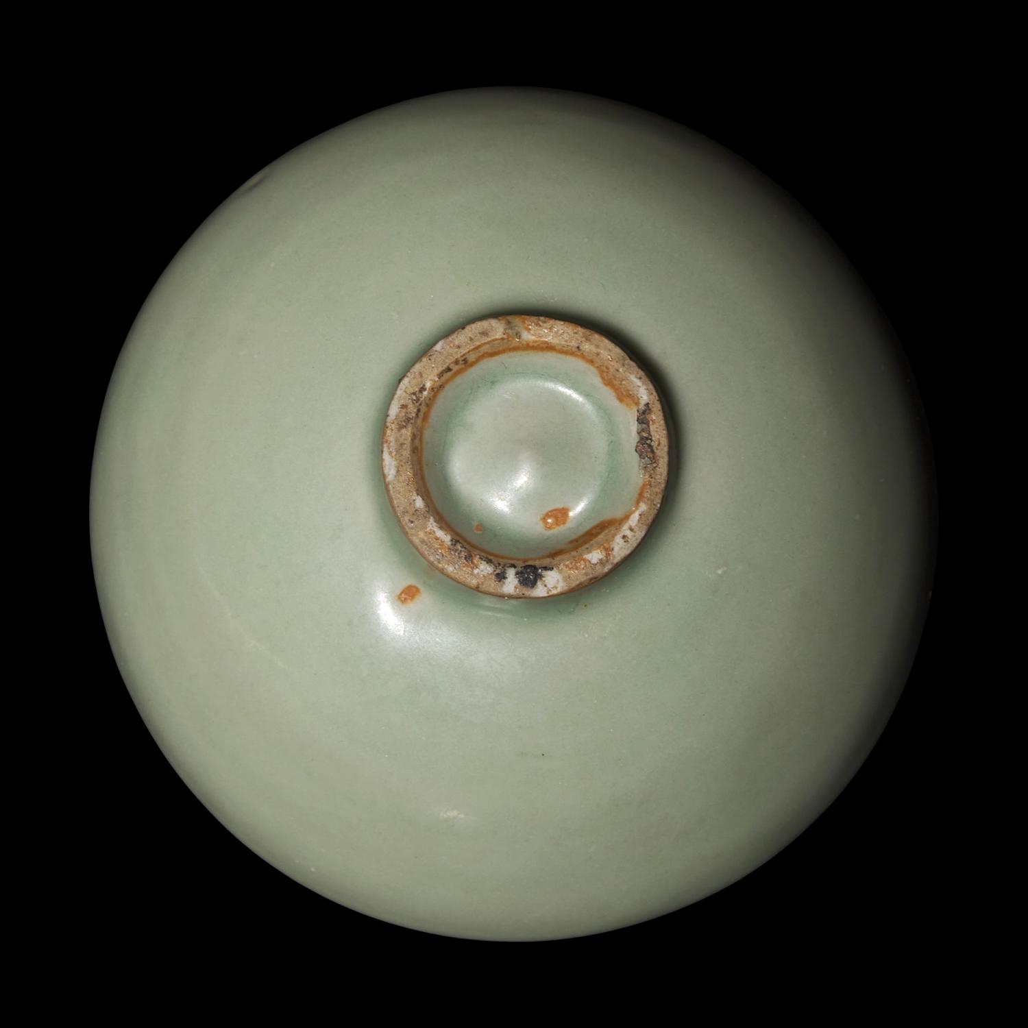 A Chinese Longquan Celadon Tea Bowl, Southern Song to Yuan Dynasty 南宋-元 龍泉青釉茶碗