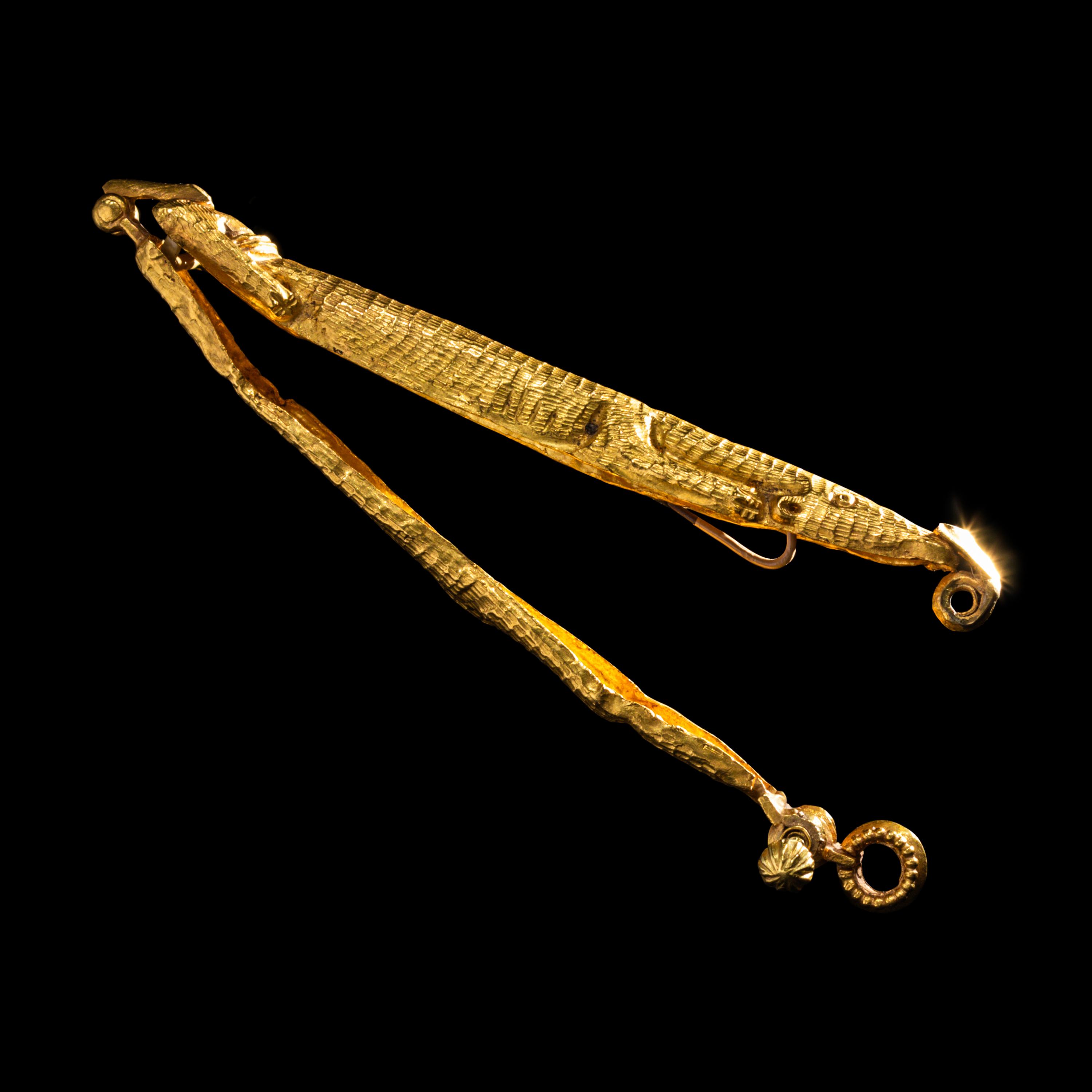 A Byzantine Gold Clasp Pendant