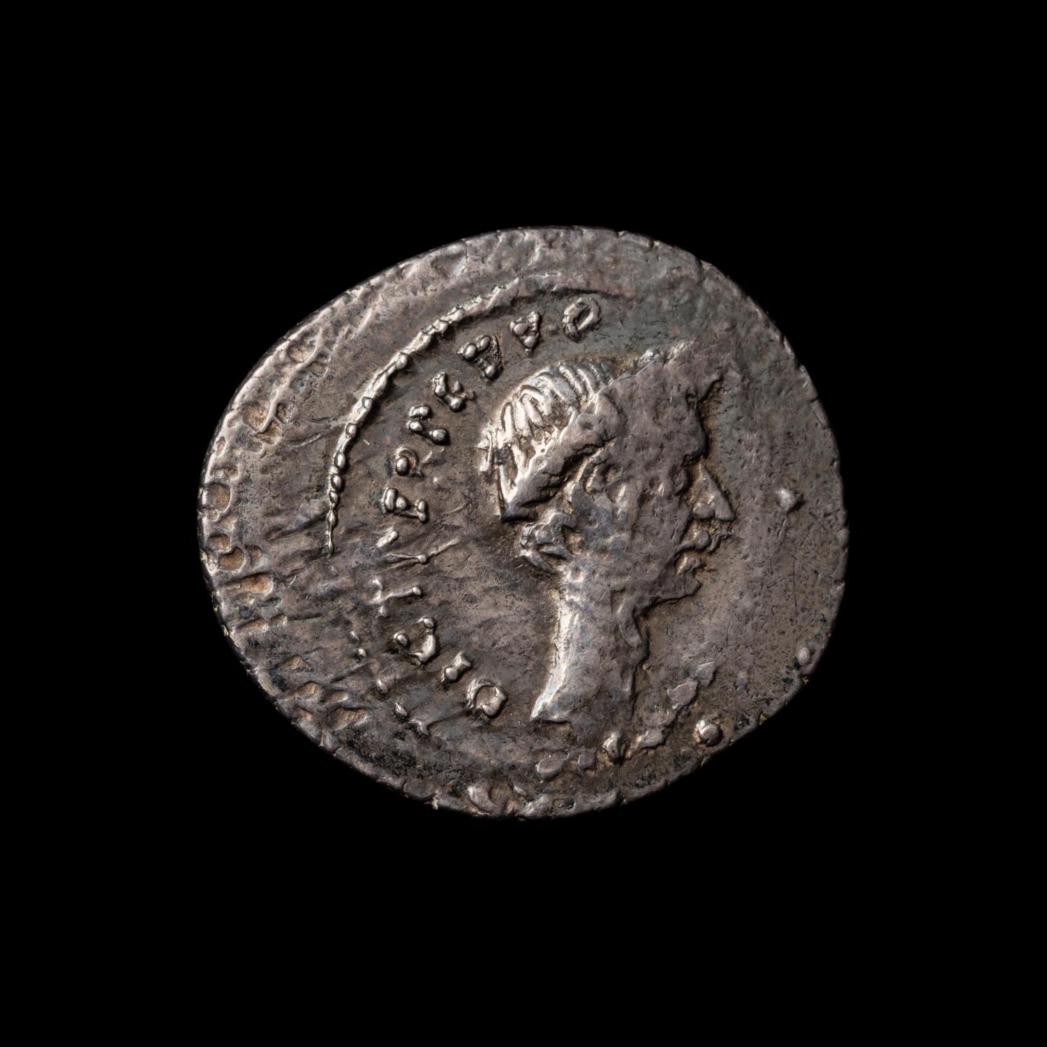 [ANCIENTS] ROMAN REPUBLIC. P. Sepvllivs Macer. Julius Caesar (as Dictator) (Feb-Mar, 44 BC). Ar Denarius (3.9 g, 20mm)