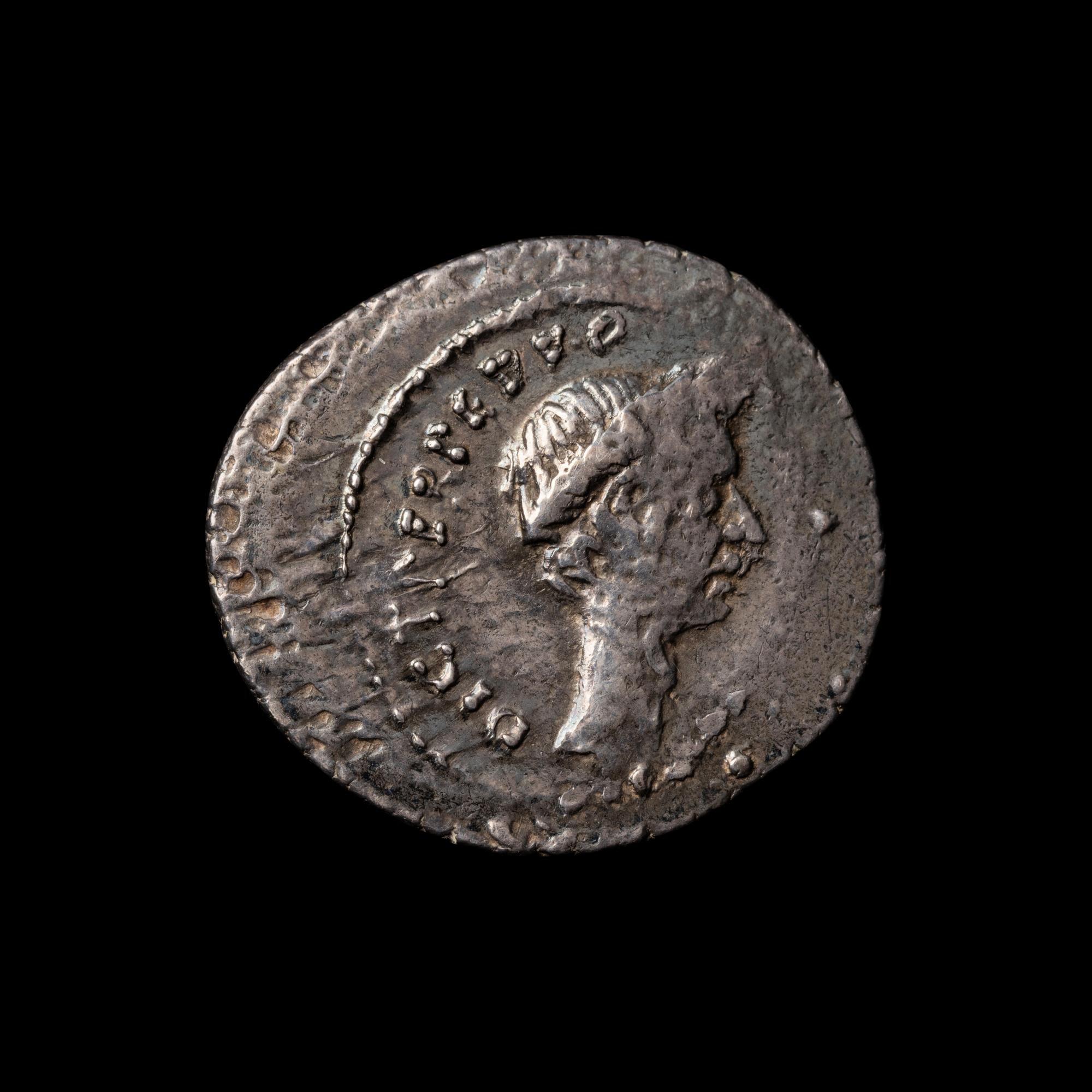 [ANCIENTS] ROMAN REPUBLIC. P. Sepvllivs Macer. Julius Caesar (as Dictator) (Feb-Mar, 44 BC). Ar Denarius (3.9 g, 20mm)