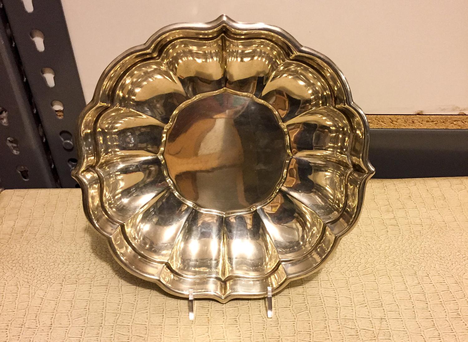 An American Silver Bowl, Reed & Barton, Taunton, MA, 1945, having an undulating rim with a ribbed, lobed body.