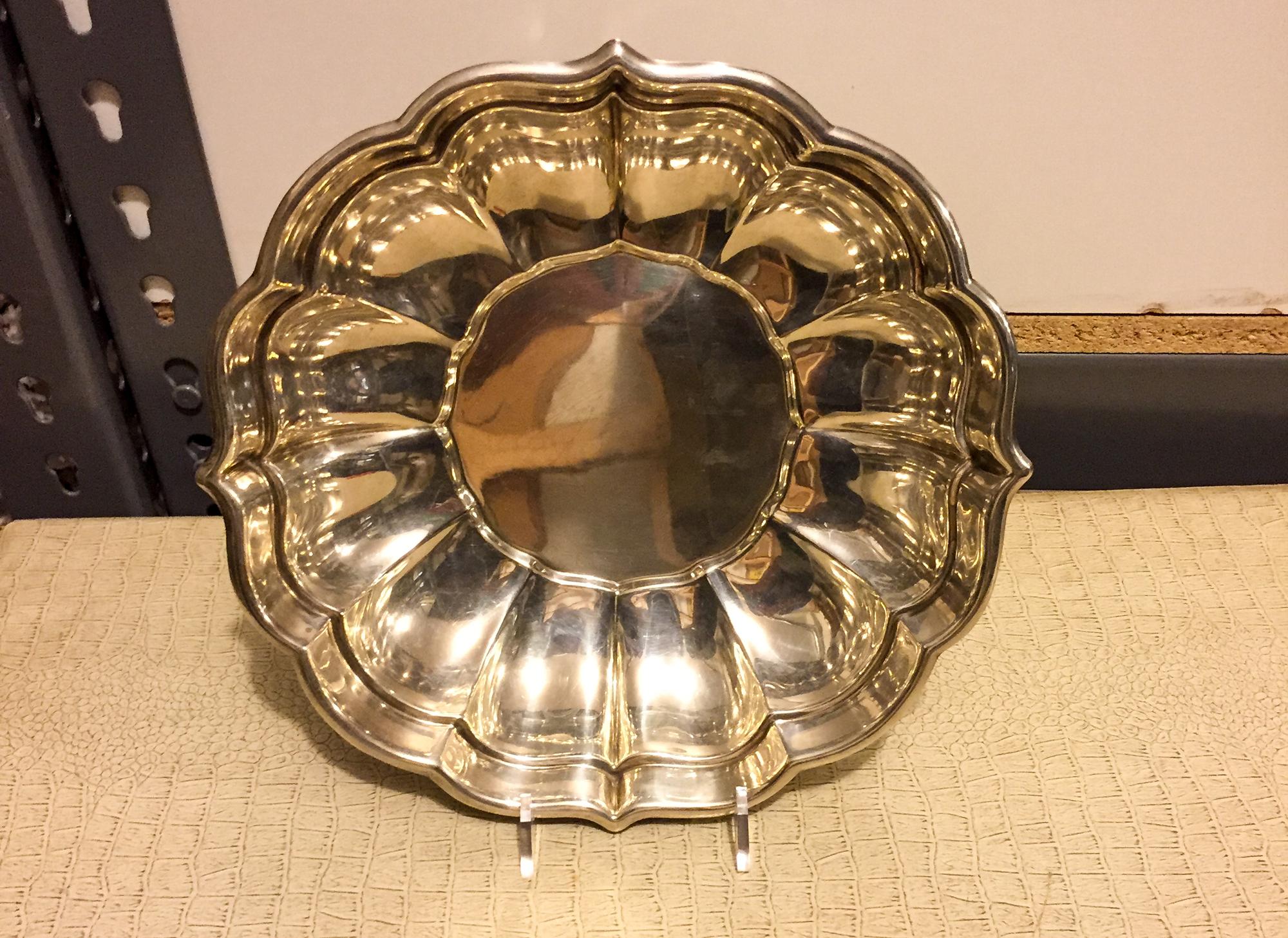 An American Silver Bowl, Reed & Barton, Taunton, MA, 1945, having an undulating rim with a ribbed, lobed body.