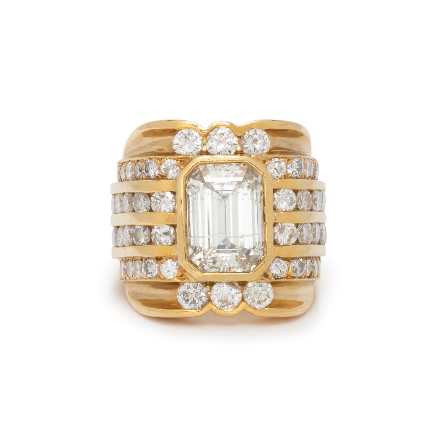 DIAMOND AND YELLOW GOLD RING