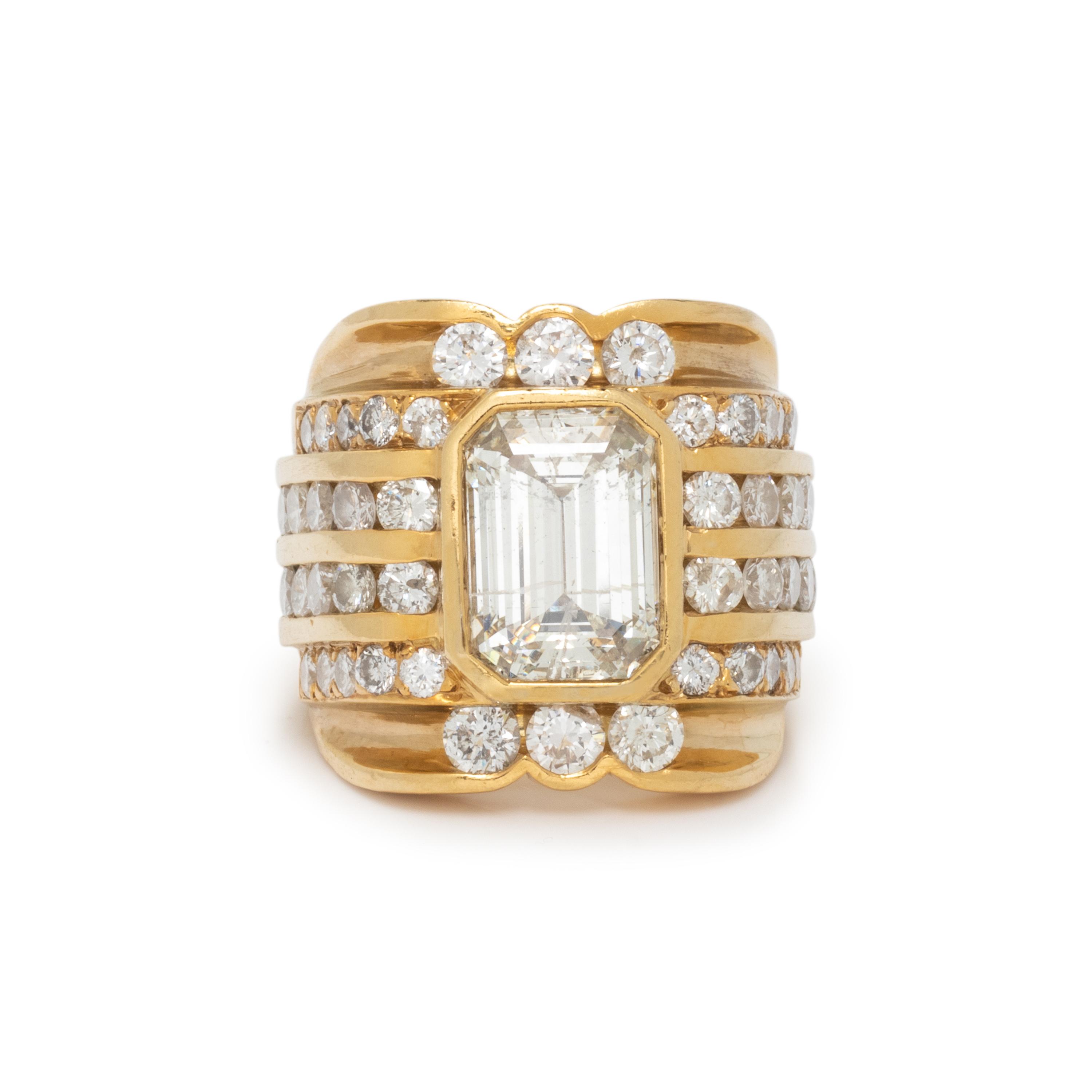 DIAMOND AND YELLOW GOLD RING