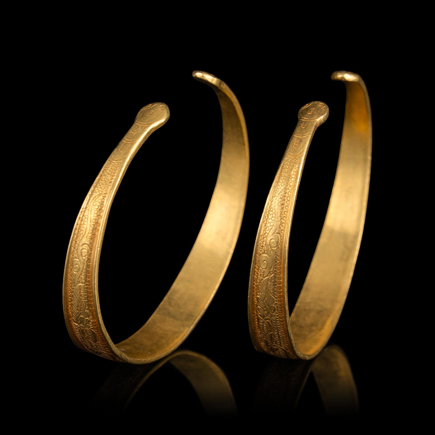 A Pair of Chinese Gold Bracelets, Qianzhuo, Liao Dynasty 遼 蛇首魚子地鏨花卉紋金鉗鐲一對