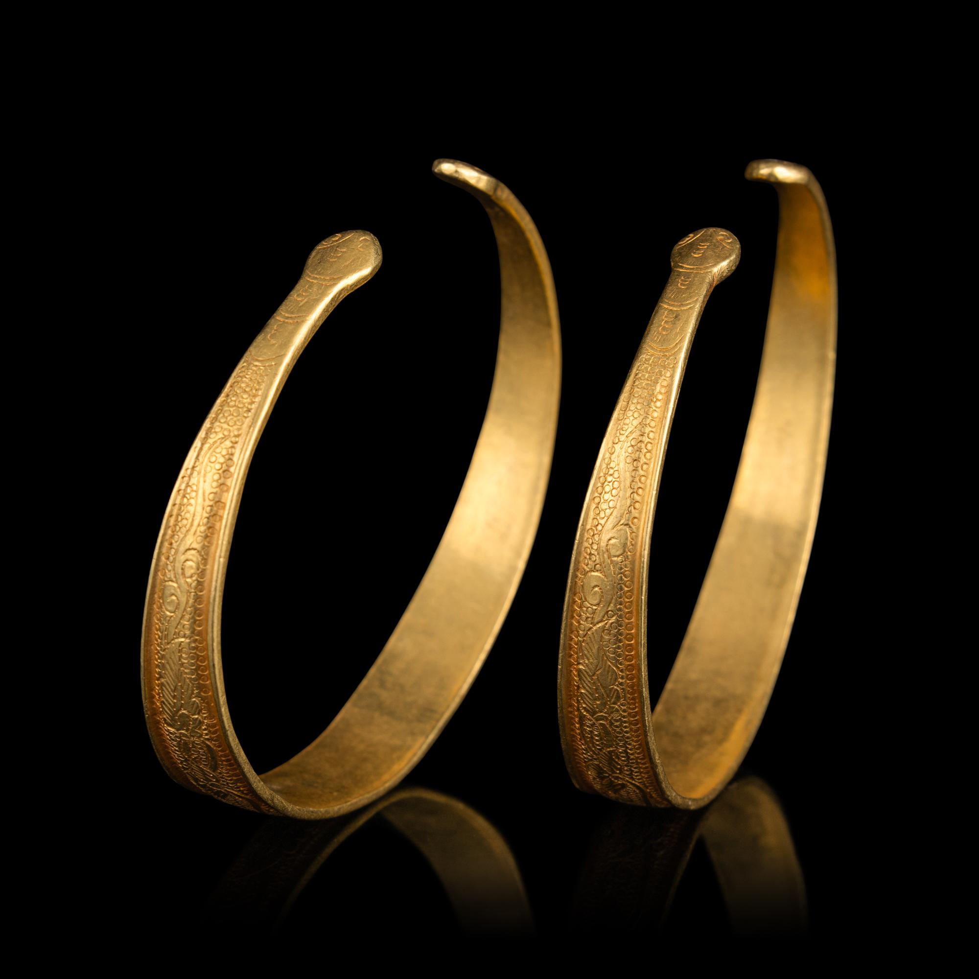 A Pair of Chinese Gold Bracelets, Qianzhuo, Liao Dynasty 遼 蛇首魚子地鏨花卉紋金鉗鐲一對