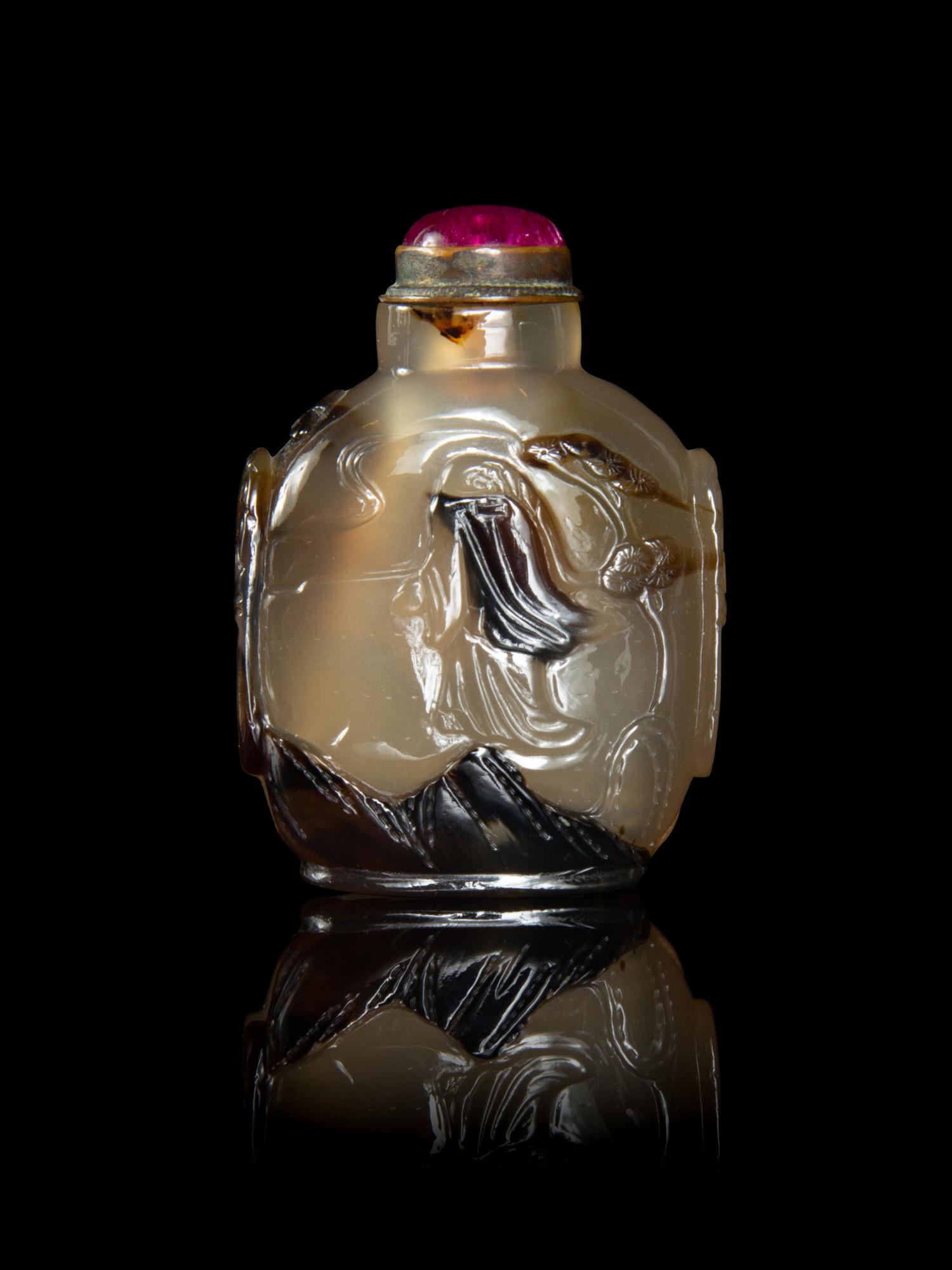 A Carved Silhouette Agate Snuff Bottle