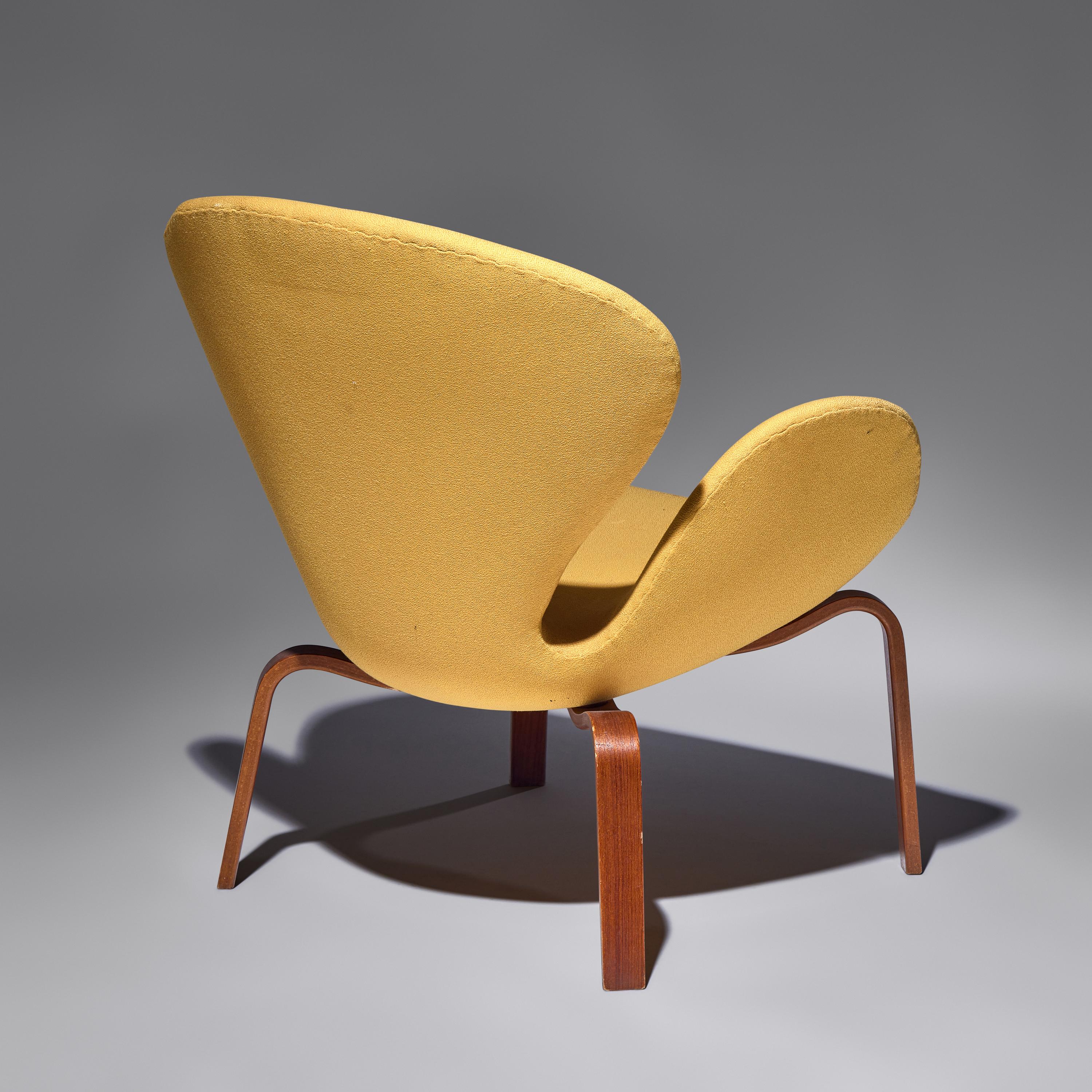 Early Swan chair, model 4325 Denmark, 1958