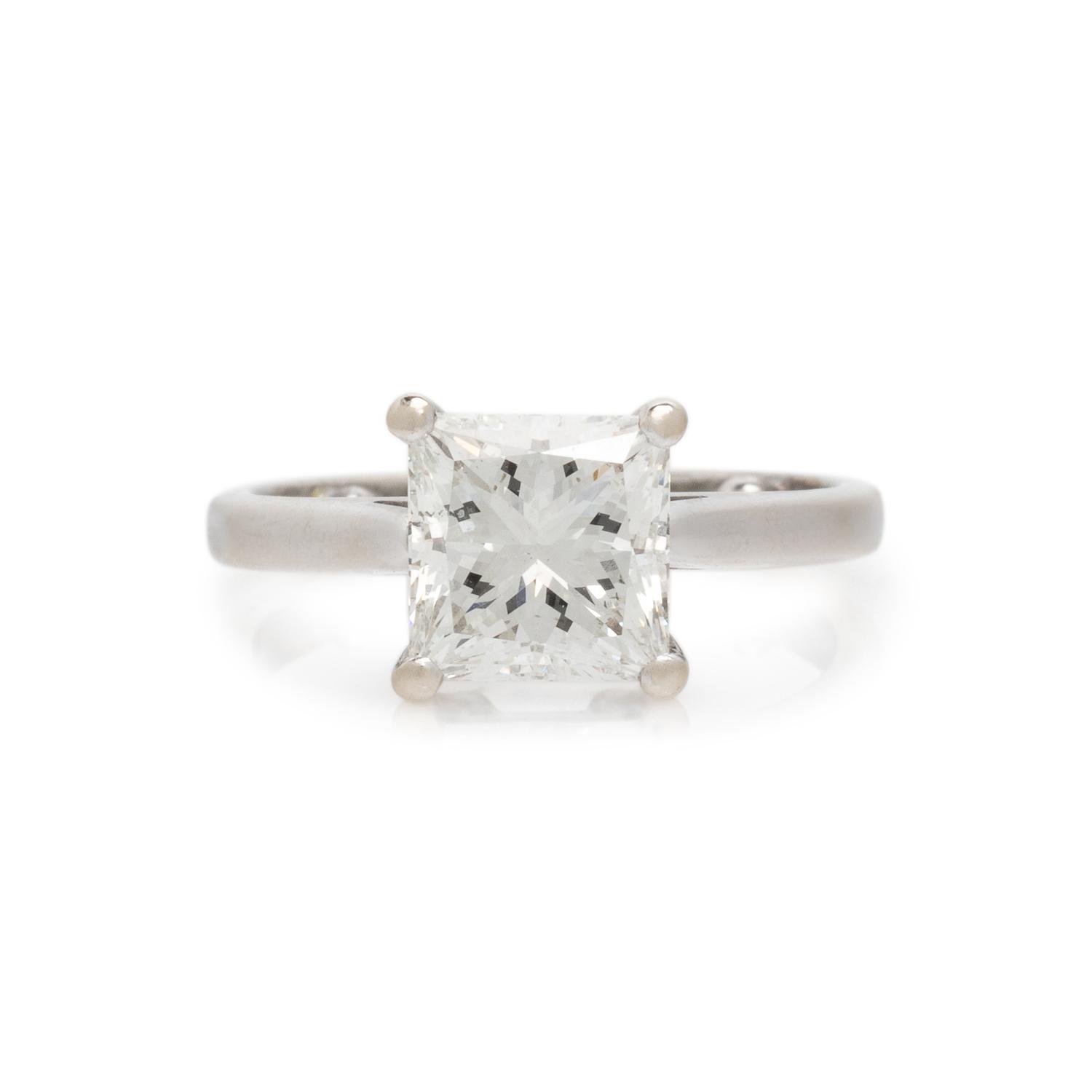 WHITE GOLD AND DIAMOND SOLITAIRE RING