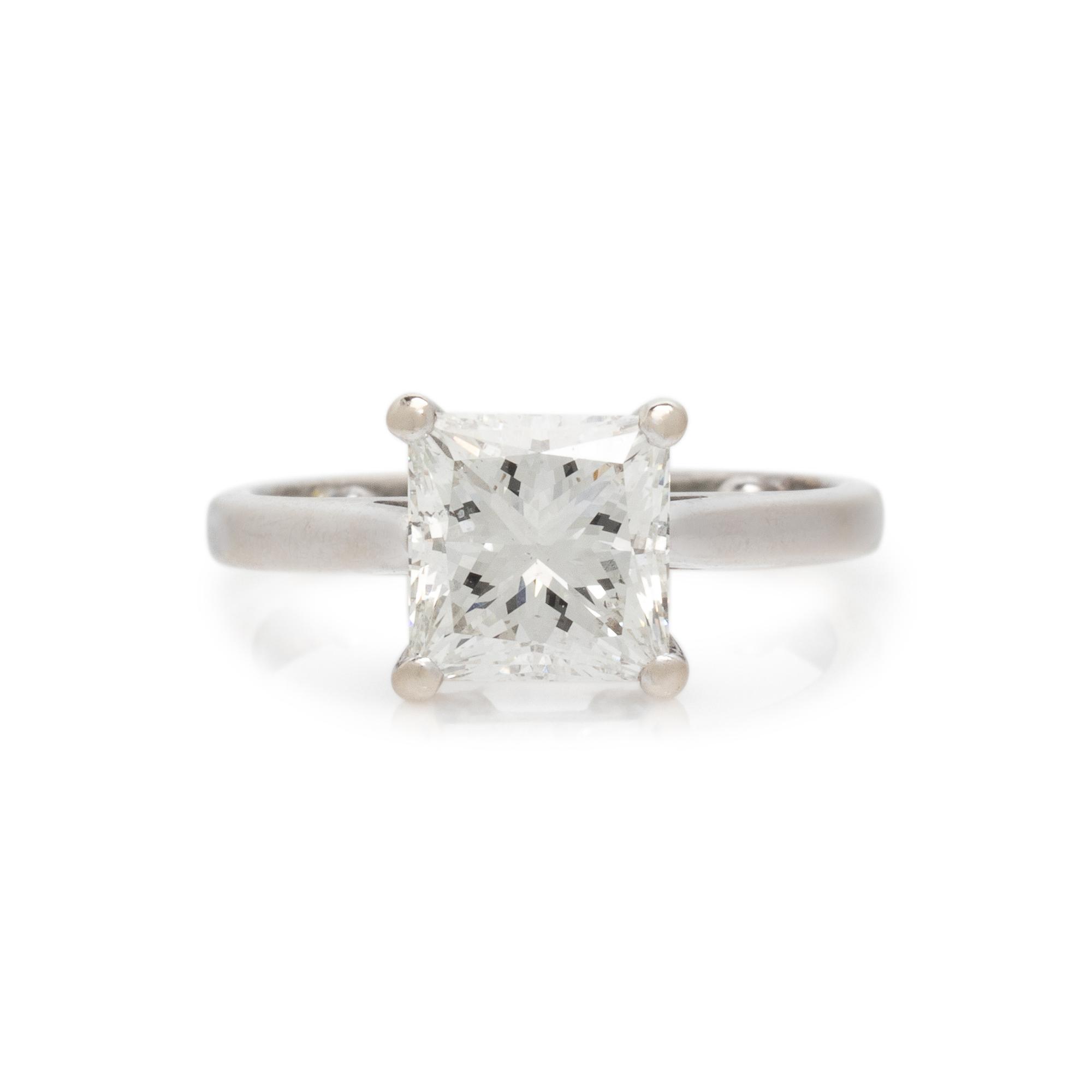 WHITE GOLD AND DIAMOND SOLITAIRE RING