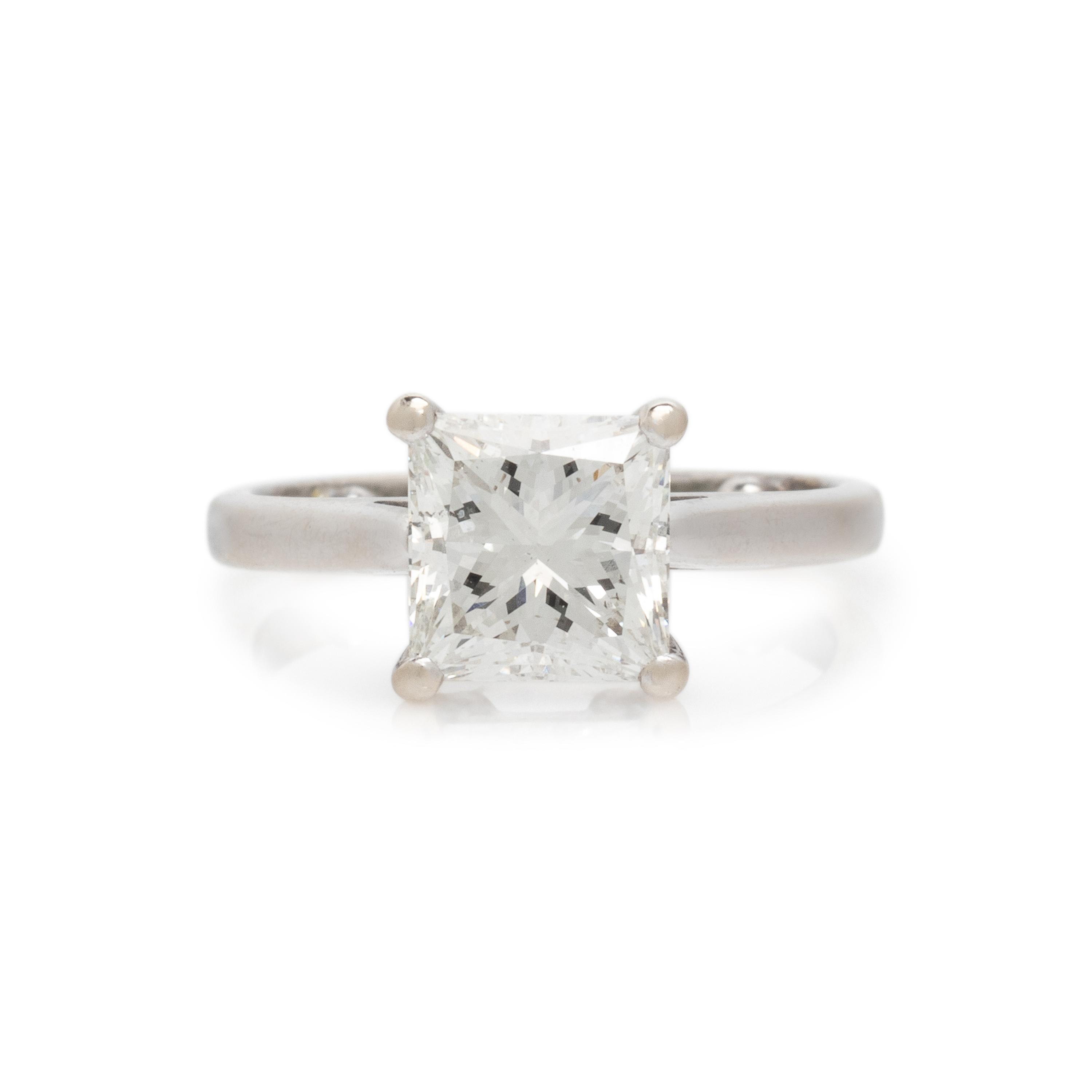 WHITE GOLD AND DIAMOND SOLITAIRE RING