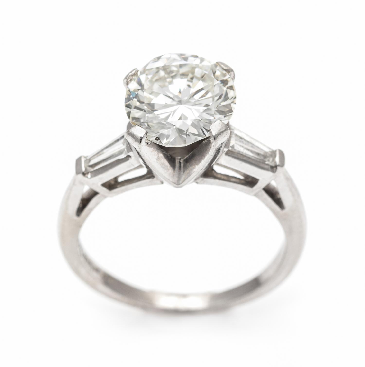 A Platinum and Diamond Ring, 3.40 dwts.