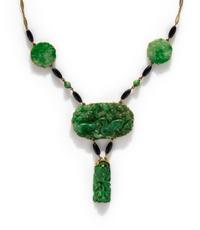 COLLECTION OF YELLOW GOLD, JADE, ONYX AND CULTURED PEARL JEWELRY