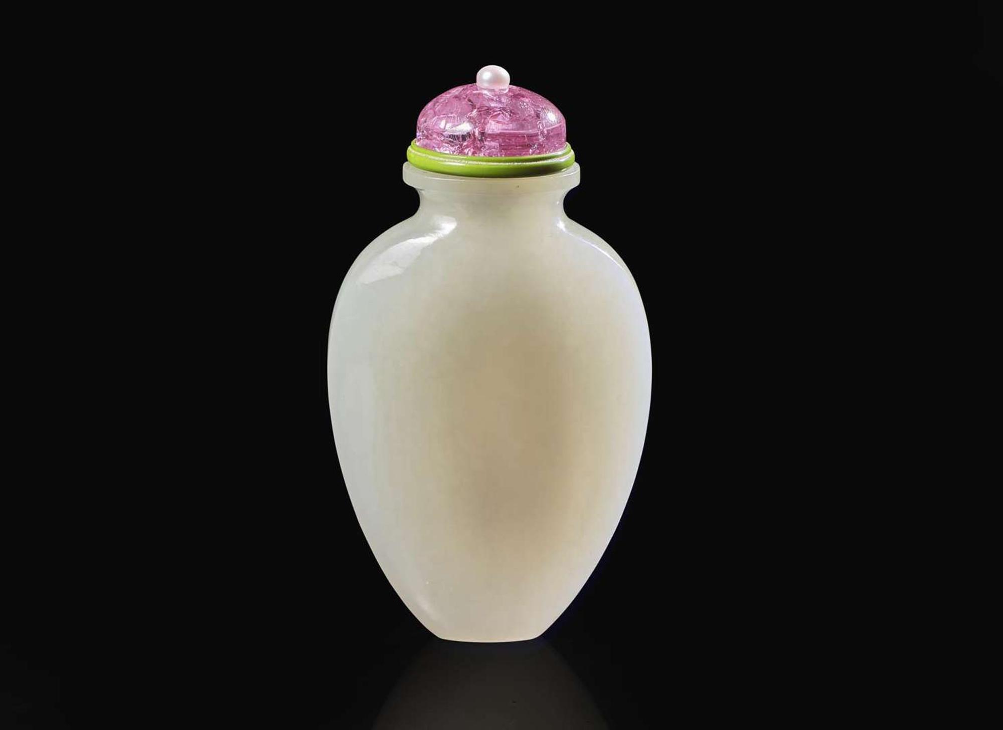 A Chinese carved white jade snuff bottle 白玉鼻煙壺