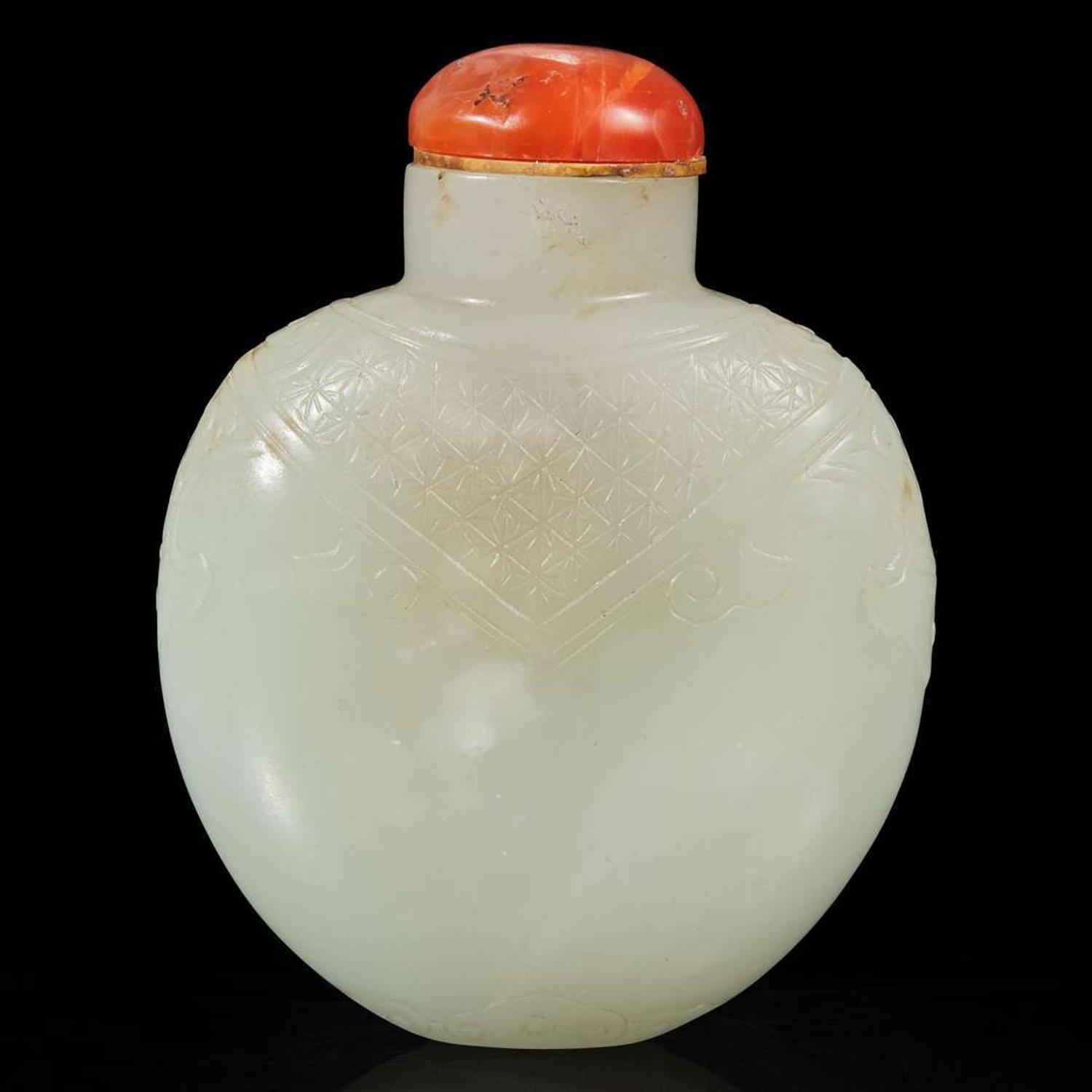 A Chinese greyish-white jade snuff bottle 青白玉鼻烟壶一件 Qing dynasty ?
