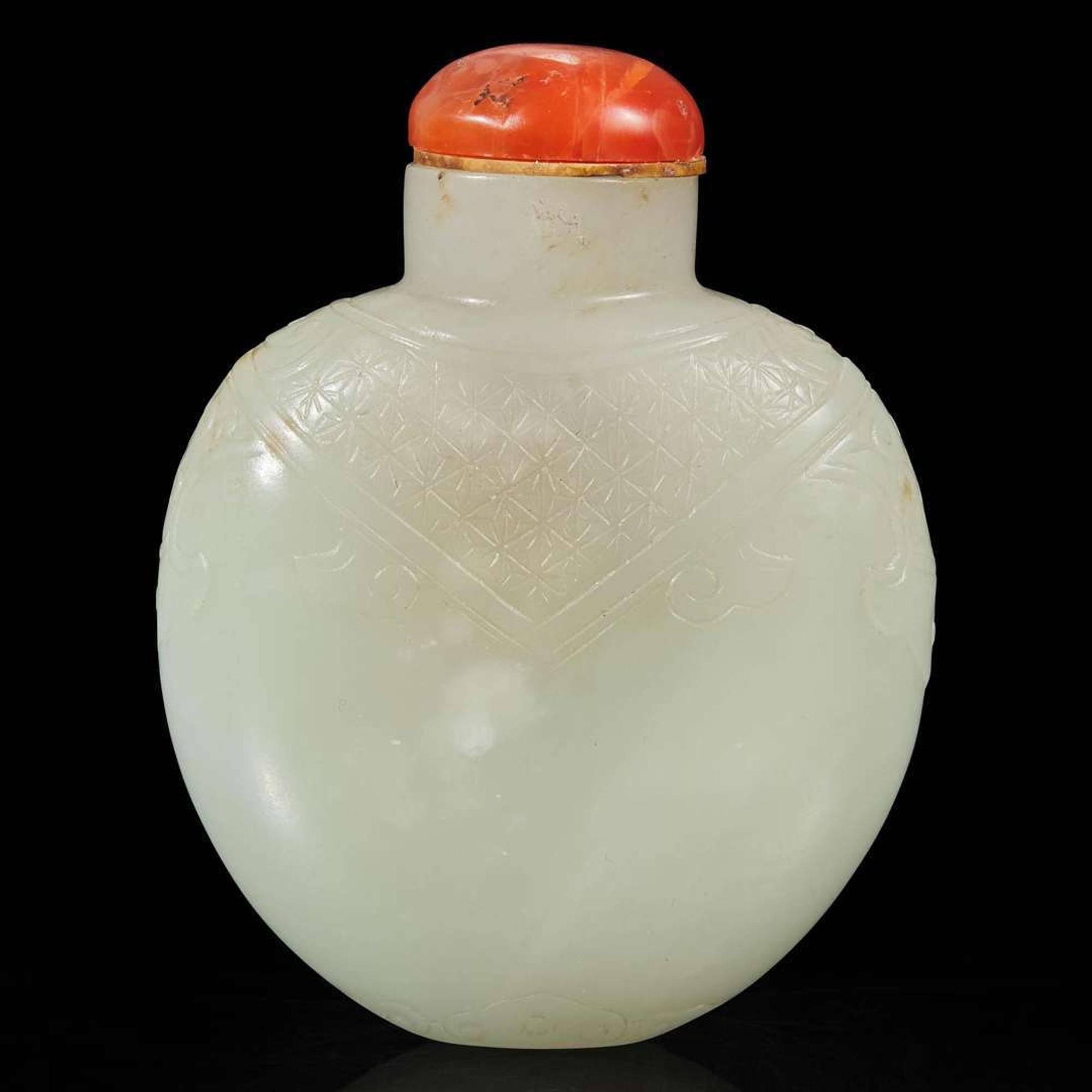A Chinese greyish-white jade snuff bottle 青白玉鼻烟壶一件 Qing dynasty ?