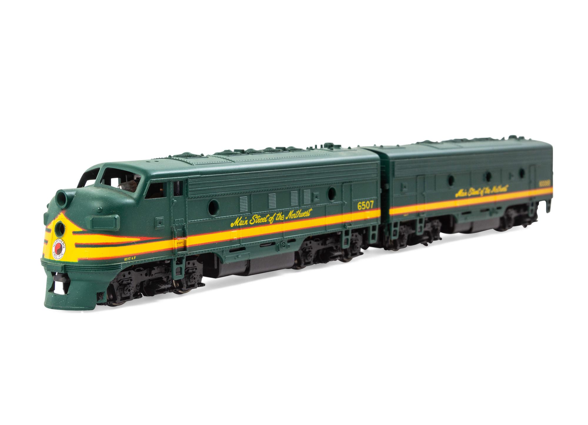 A Polychrome Resin HO-Gauge Northern Railway-Main Street of the North West Two-Car Diesel Locomotive