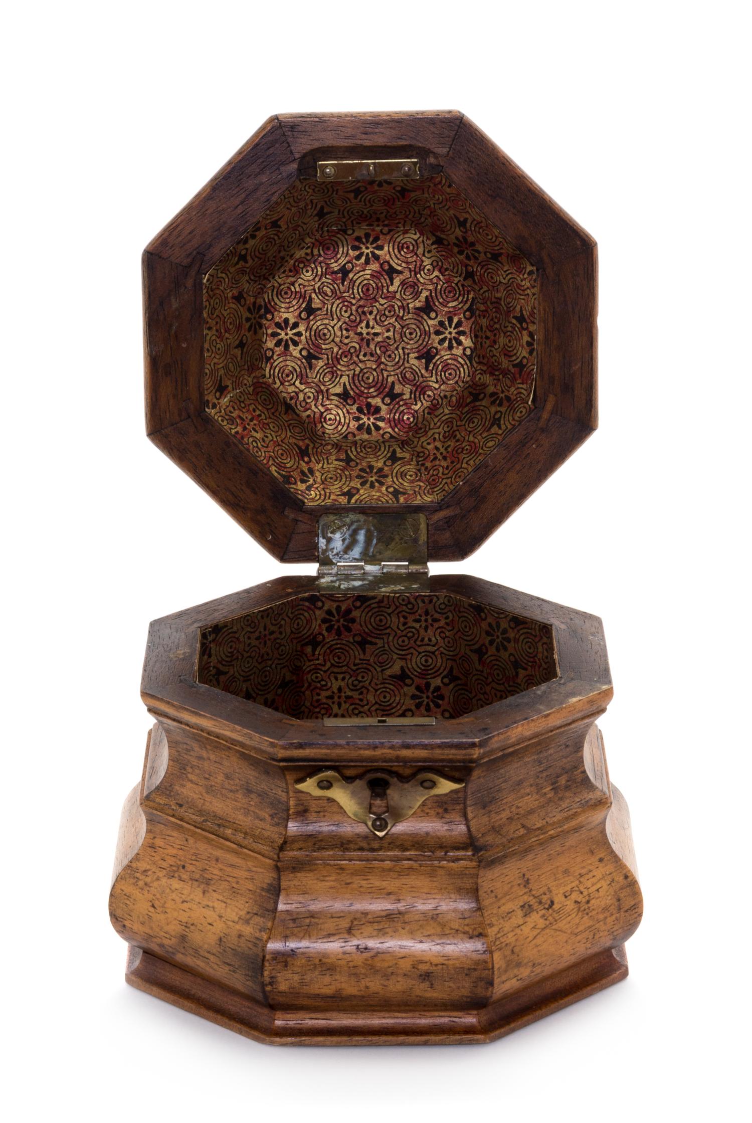 An English Tea Caddy Height 4 3/4 inches. — 19TH CENTURY
