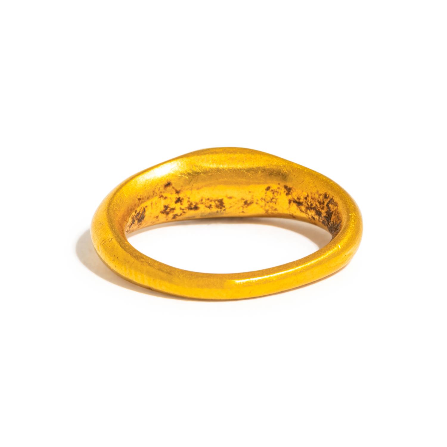 A Roman Gold and Onyx Finger Ring