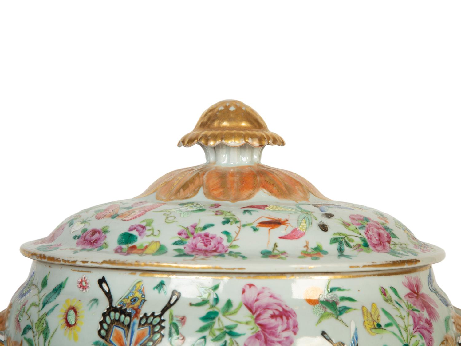 A Chinese Export Famille Rose Porcelain Covered Tureen and Underplate — 19th/20th Century