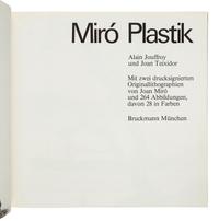 [MIRÓ, Joan (1893-1983)]. JOUFFROY, Alain. -- TEIXIDOR, Joan. Miró Plastik. Munich: Bruckmann, 1974.