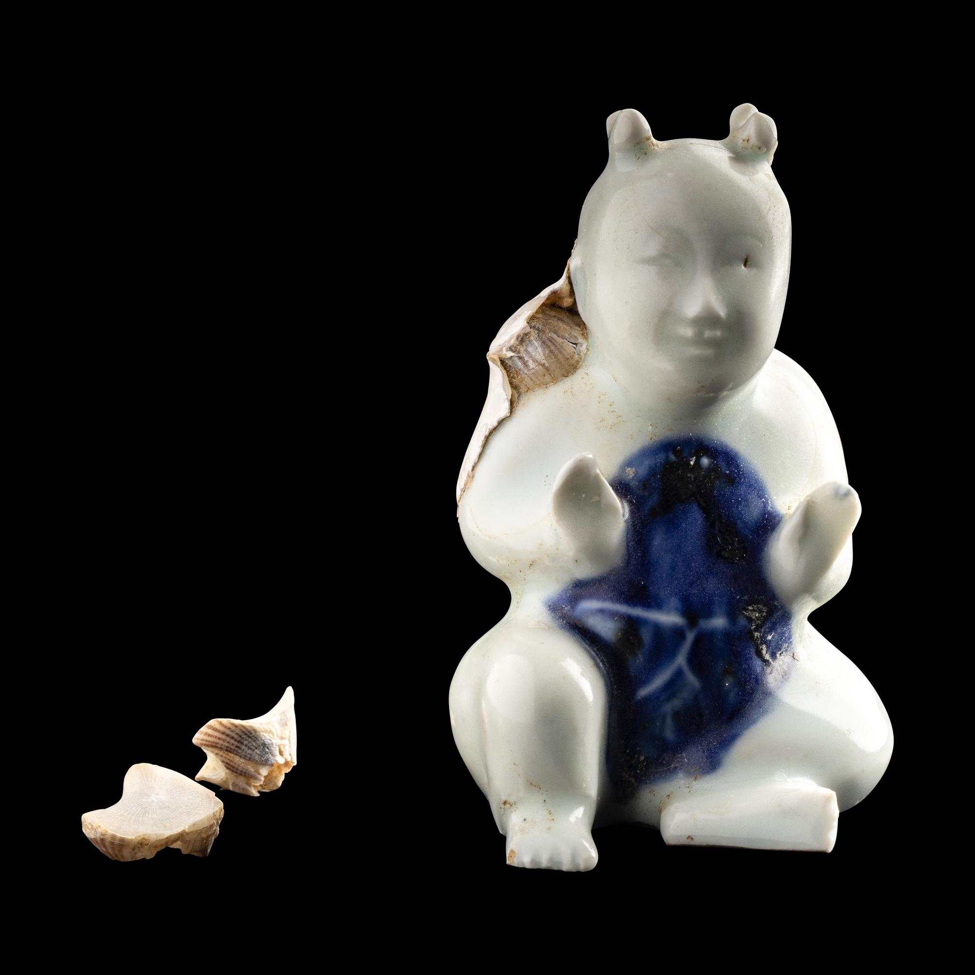 A Chinese Blue and White Porcelain Boy, Yongzheng Period 清雍正約1725年 越南金瓯沉船海撈青花瓷童子