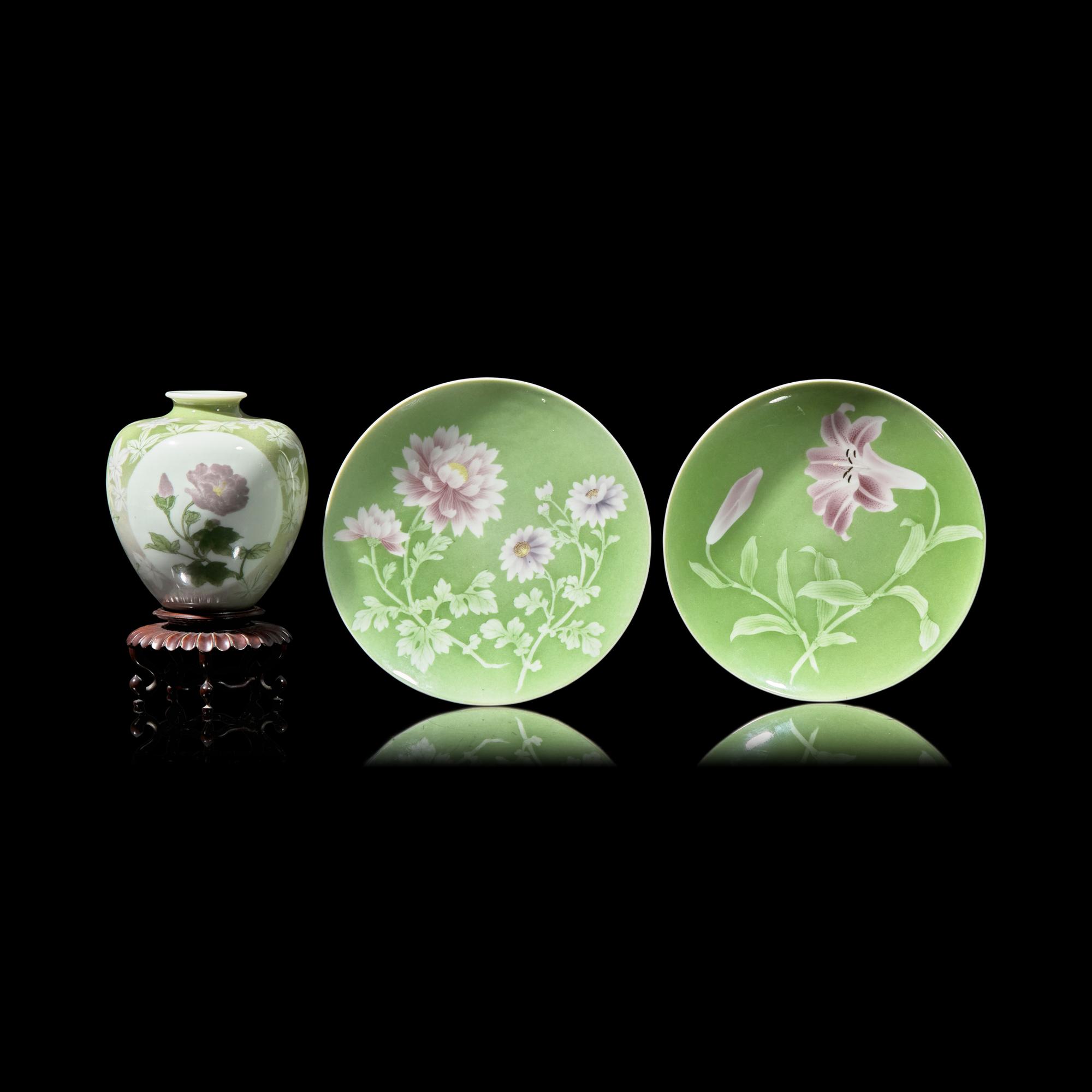 A Pair of Japanese Porcelain 'Floral' Dishes, signed Makuzu Kozan sei , and a Vase, Inoue Ryosai