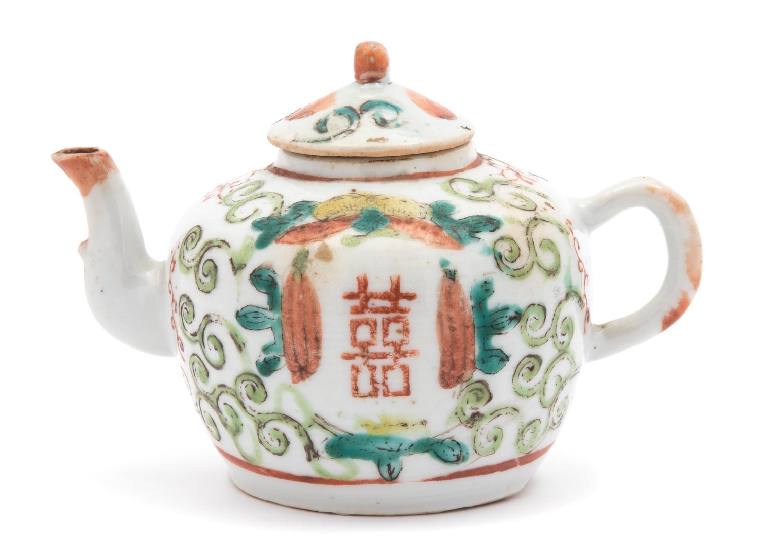 A Chinese Porcelain Teapot — LATE 18TH/EARLY 19TH CENTURY