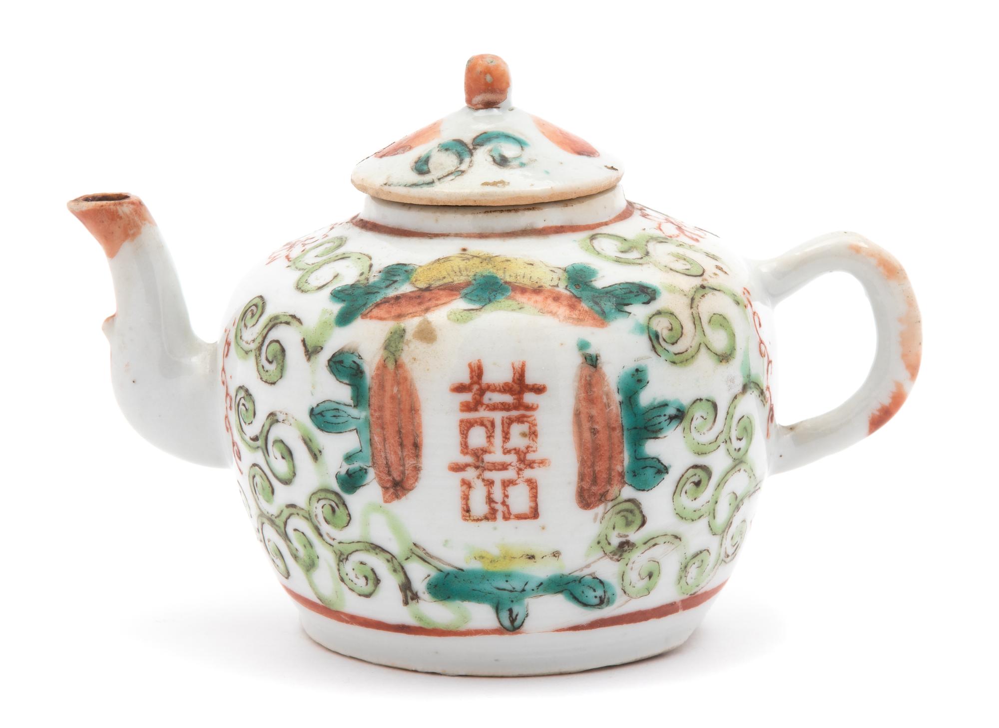 A Chinese Porcelain Teapot — LATE 18TH/EARLY 19TH CENTURY