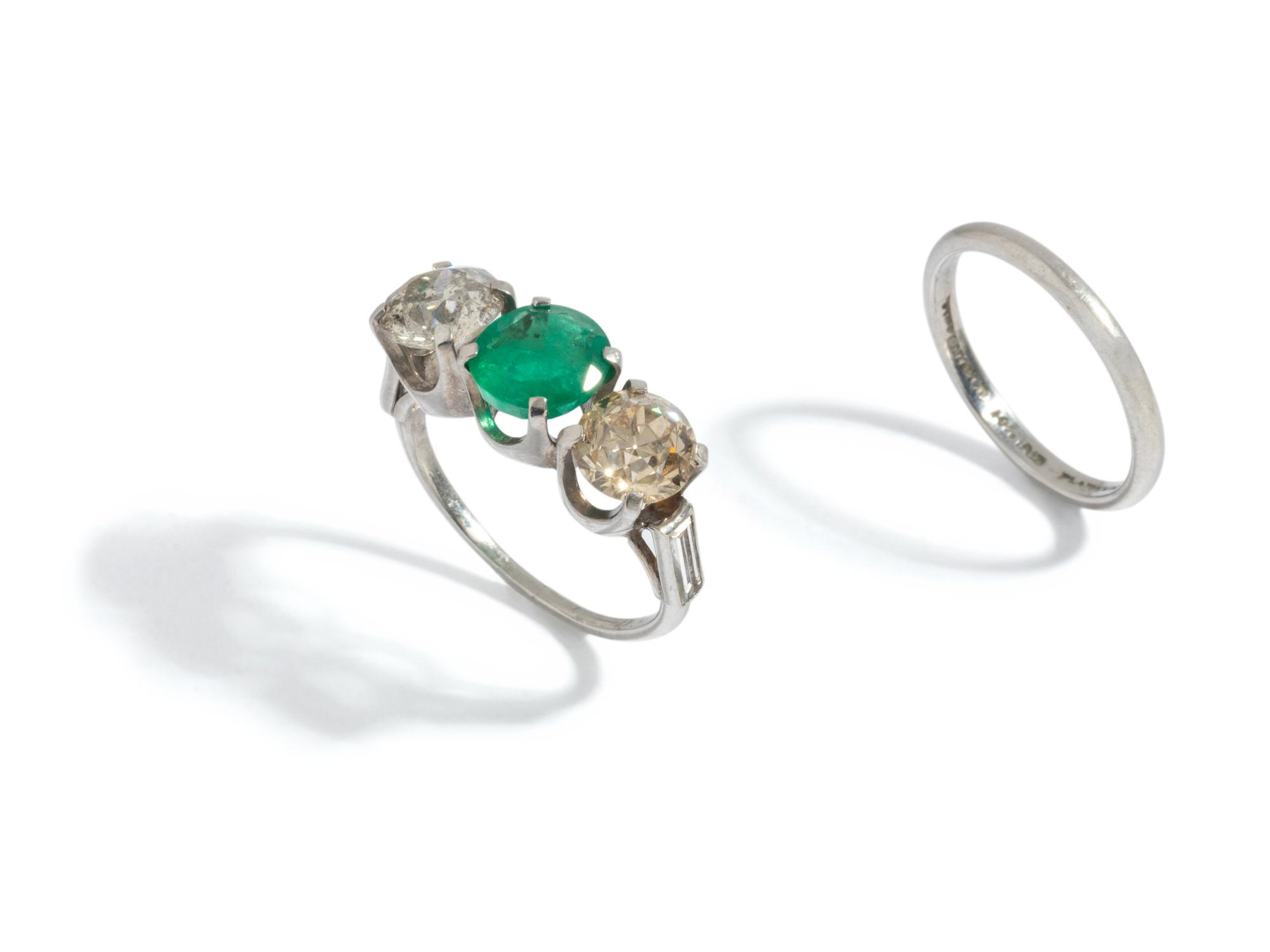 EMERALD, DIAMOND AND COLORED DIAMOND RING
