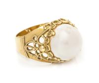 An 18 Karat Yellow Gold and Mabe Pearl Ring, 5.30 dwts.