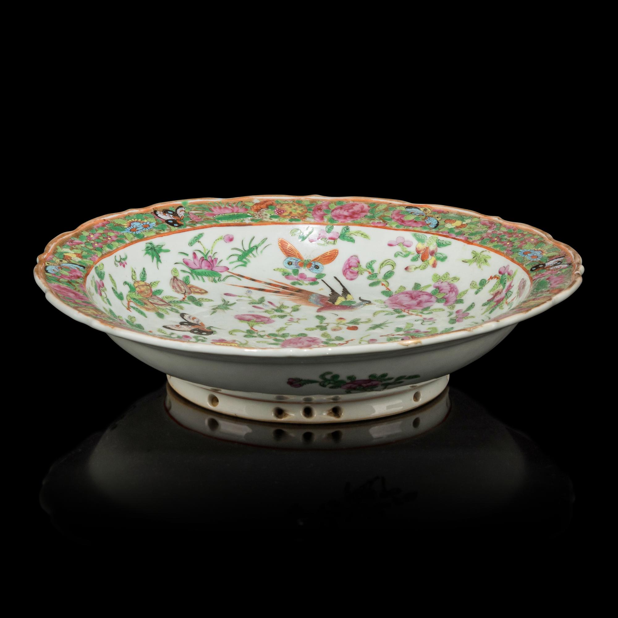 A Group of Eight Assorted Chinese Rose Medallion Dishes and a Charger, Second Half 19th Century 清晚期 廣彩賞盤一組八件