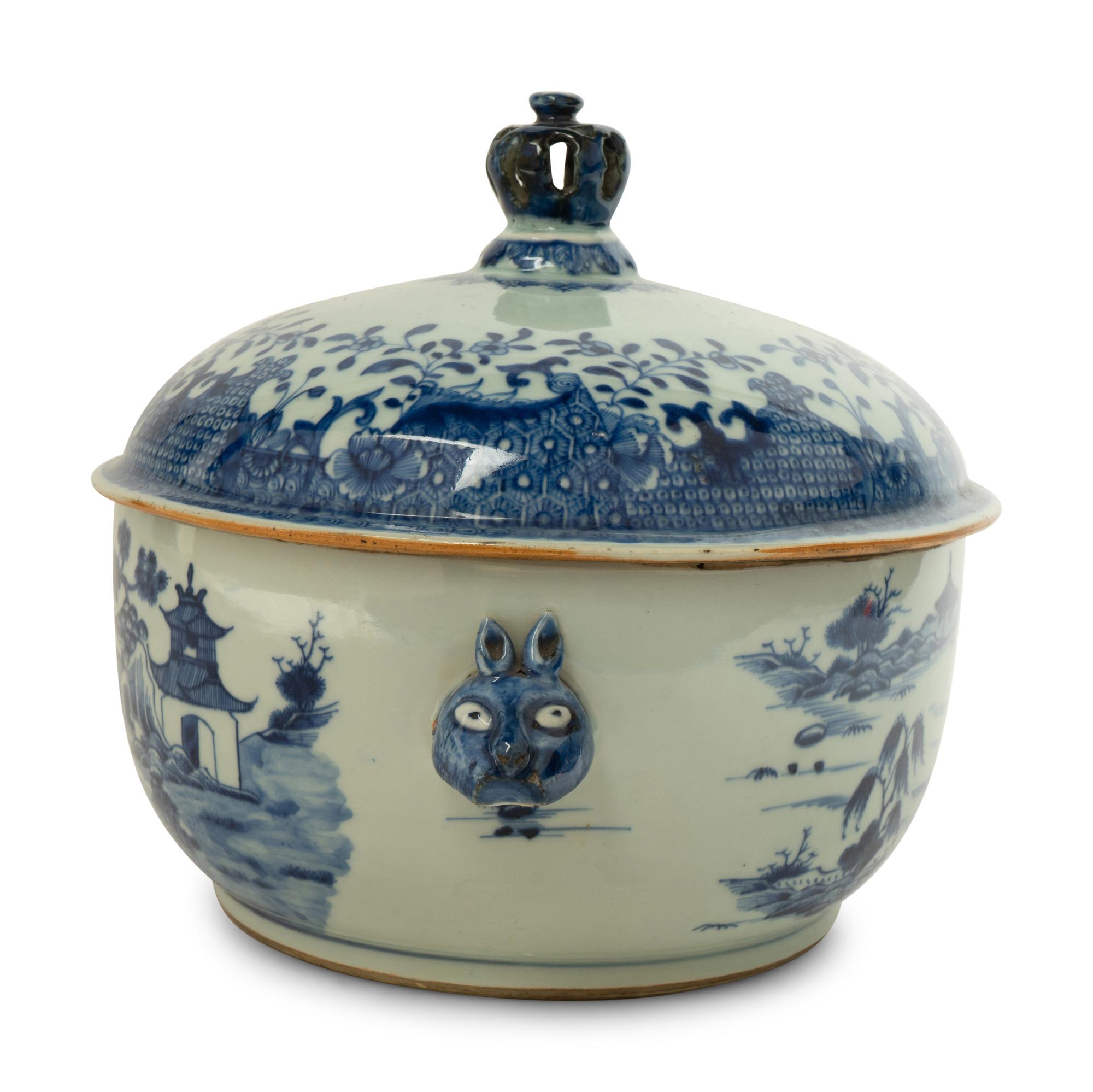 A Chinese Export Blue and White Porcelain Tureen — 19TH CENTURY