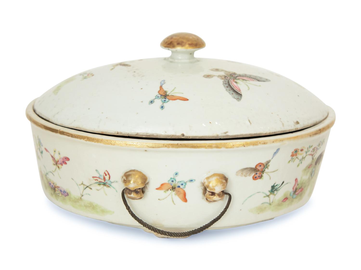 A Chinese Export Porcelain Covered Tureen
