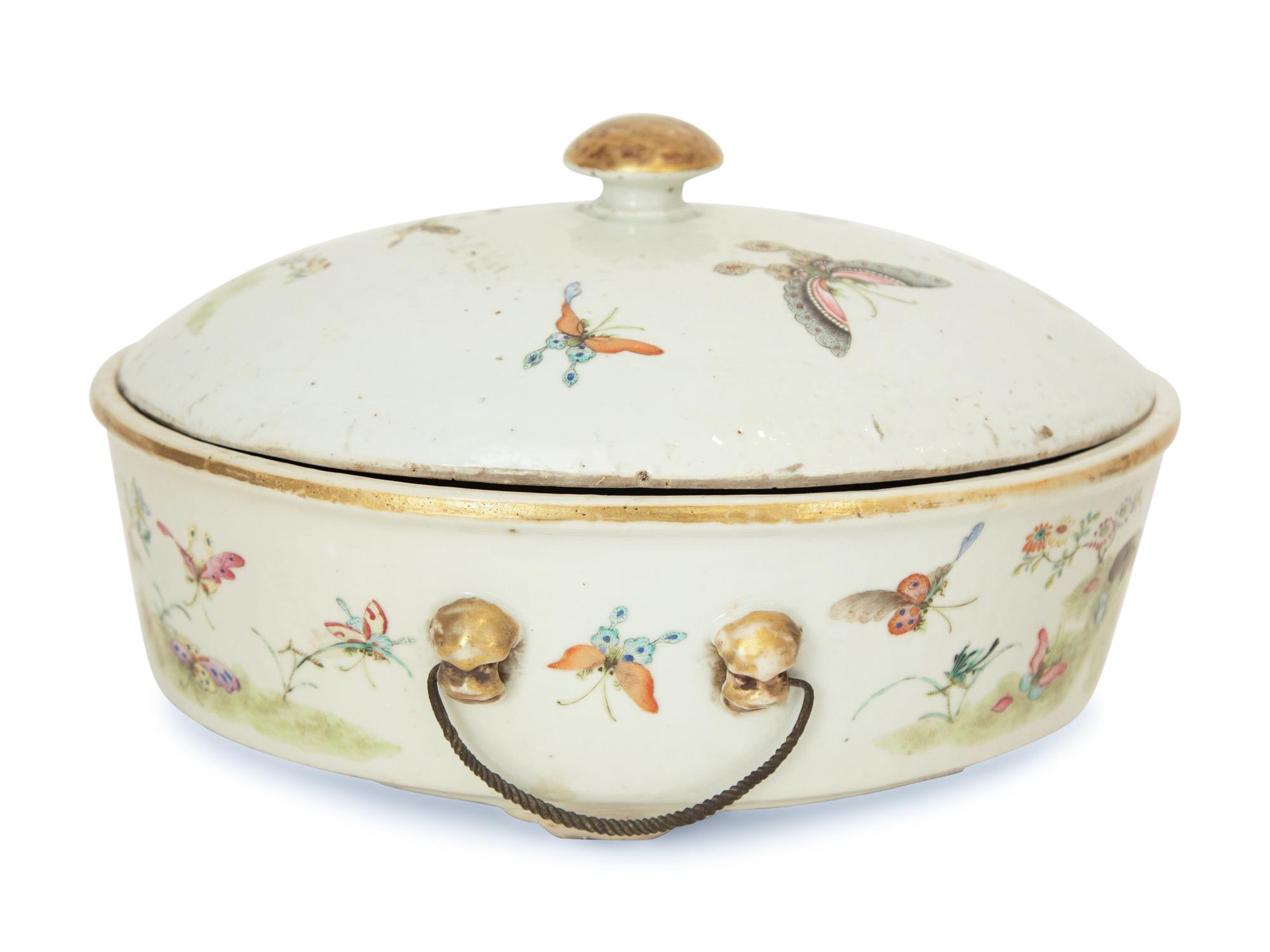 A Chinese Export Porcelain Covered Tureen