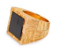 An 18 Karat Yellow Gold and Onyx Ring,