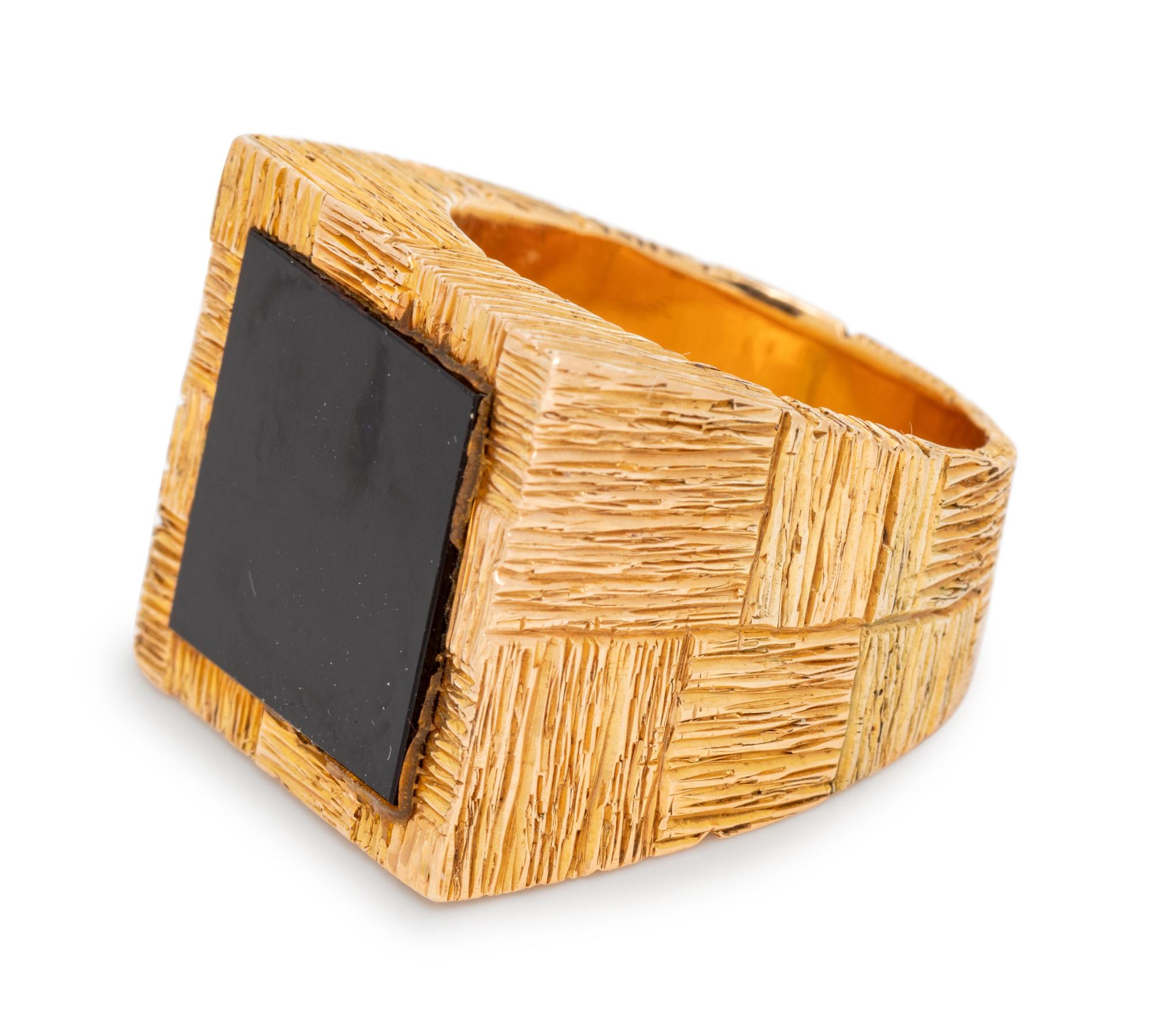 An 18 Karat Yellow Gold and Onyx Ring,