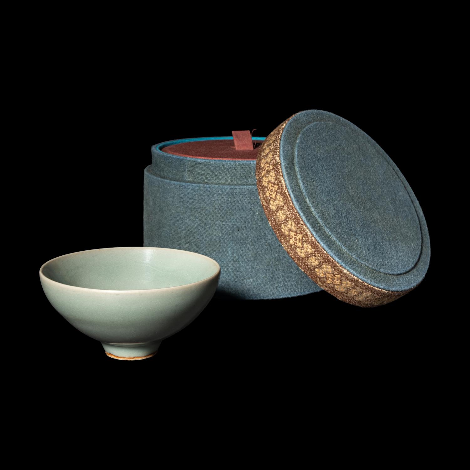 A Chinese Song -Style Longquan Celadon Glazed Porcelain Bowl 龍泉窯青釉碗