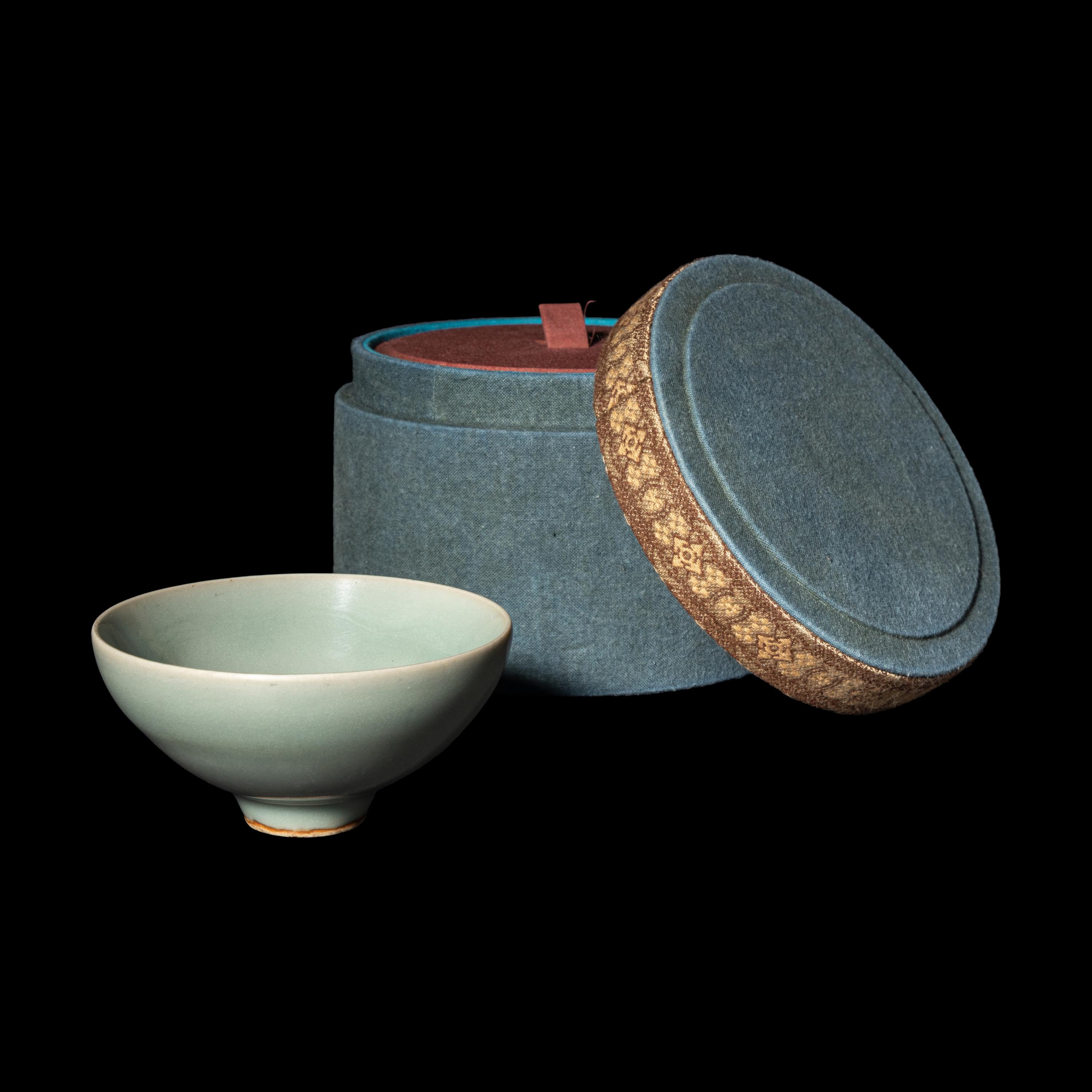 A Chinese Song -Style Longquan Celadon Glazed Porcelain Bowl 龍泉窯青釉碗